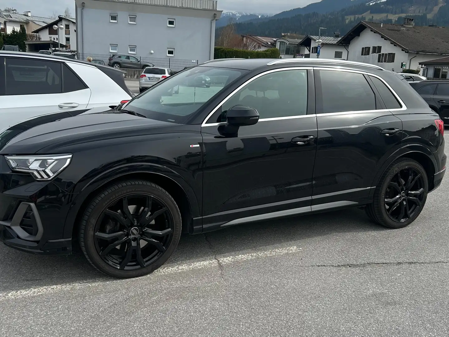 Audi Q3 Schwarz - 1