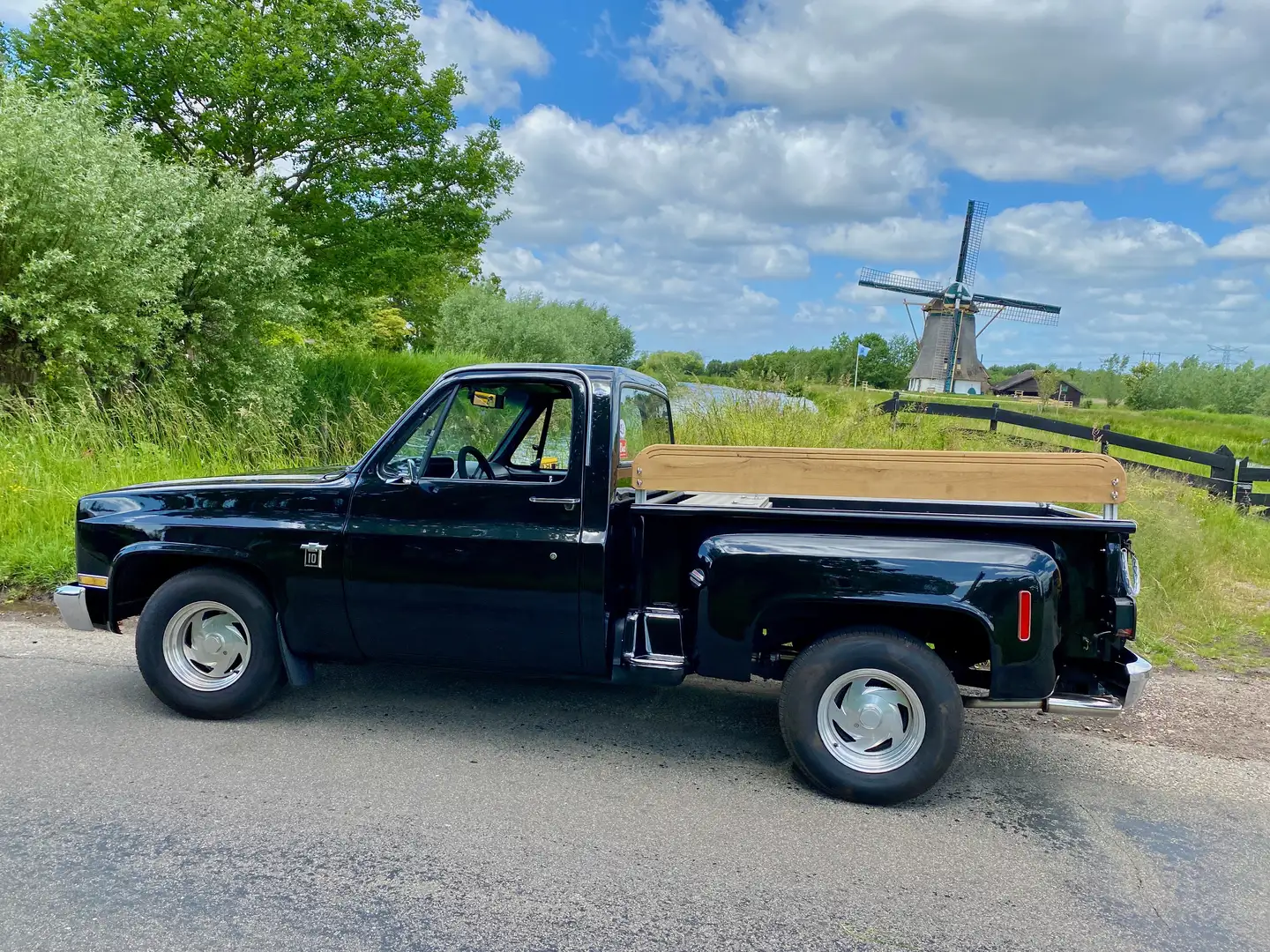 Chevrolet C-10 Stepside Pickup Truck Zwart - 2