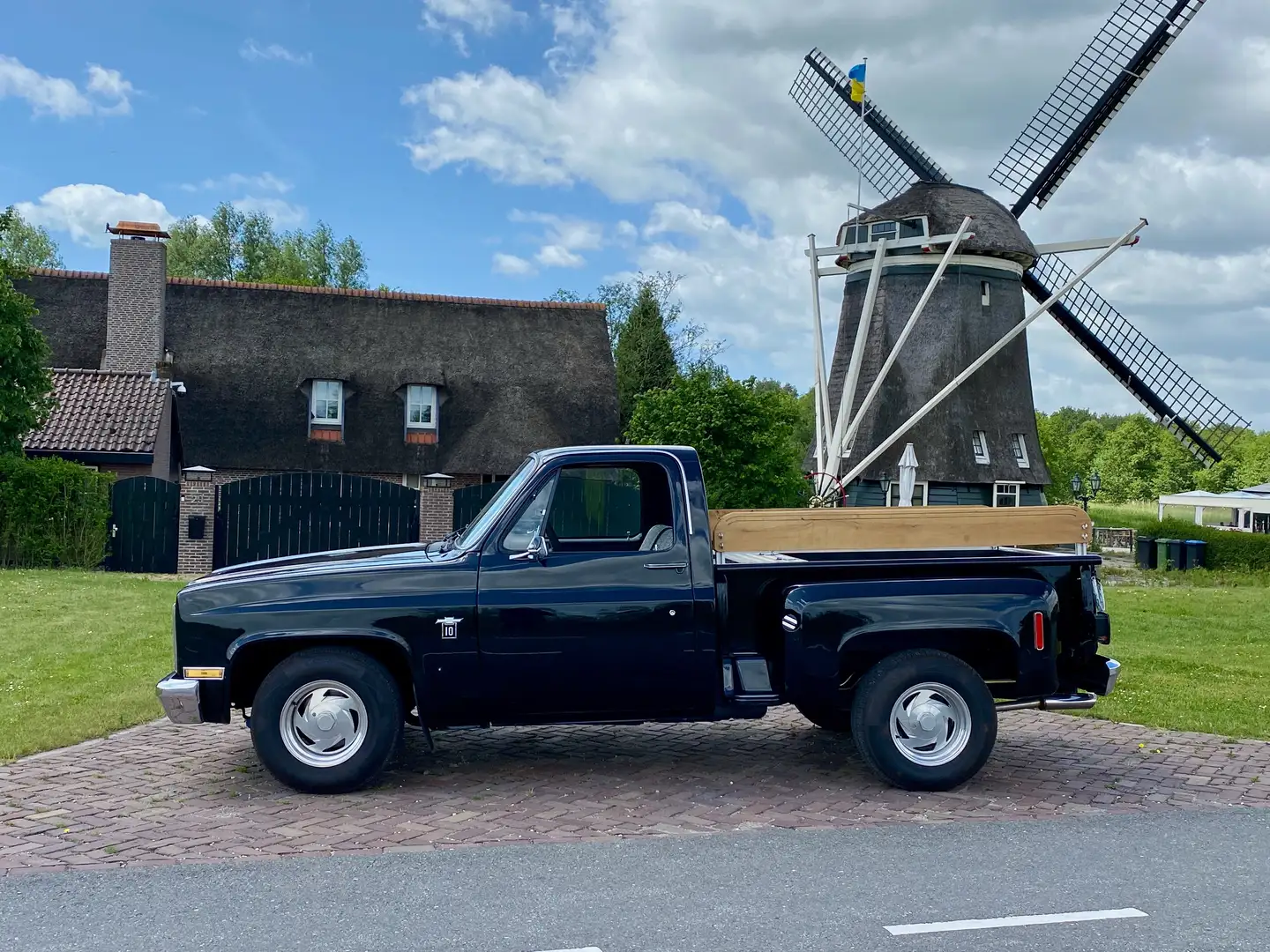 Chevrolet C-10 Stepside Pickup Truck Zwart - 1