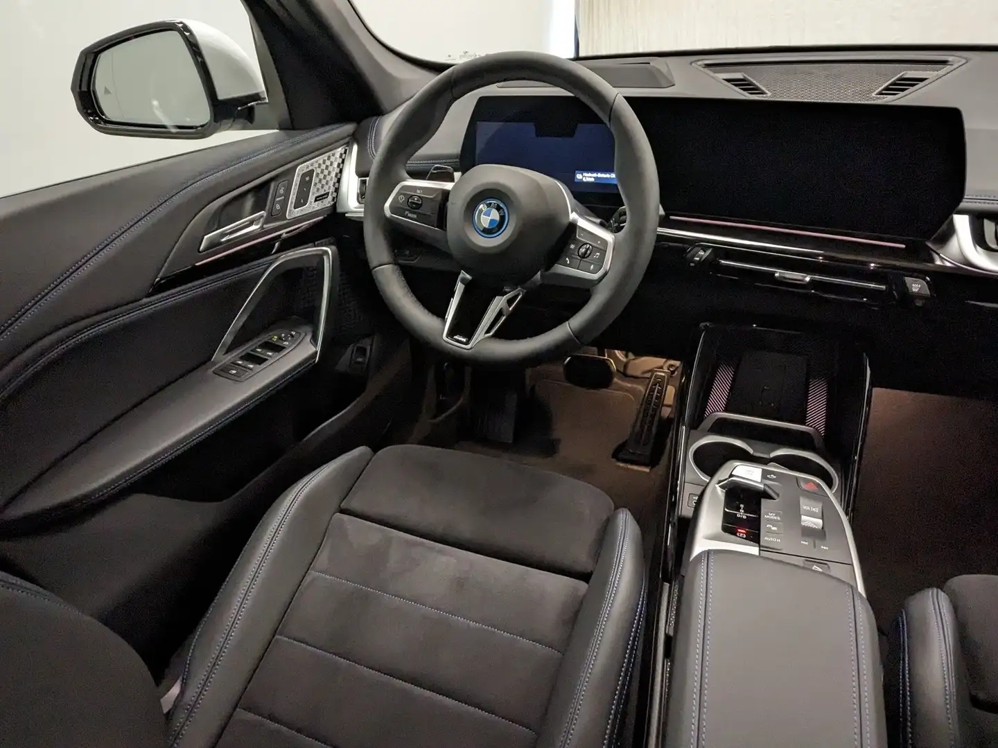 BMW iX1 xDrive30 M Sportpaket Innovationspaket ComfortPake Weiß - 2