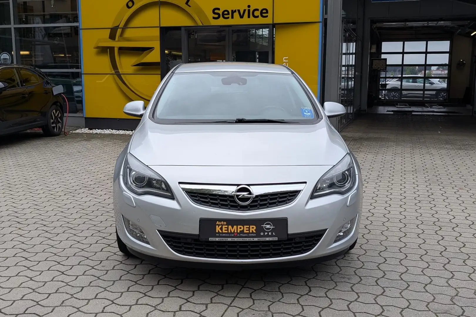 Opel Astra 1.6 Cosmo Autom. *SHZ*PDC*Xenon*Navi* Silber - 2