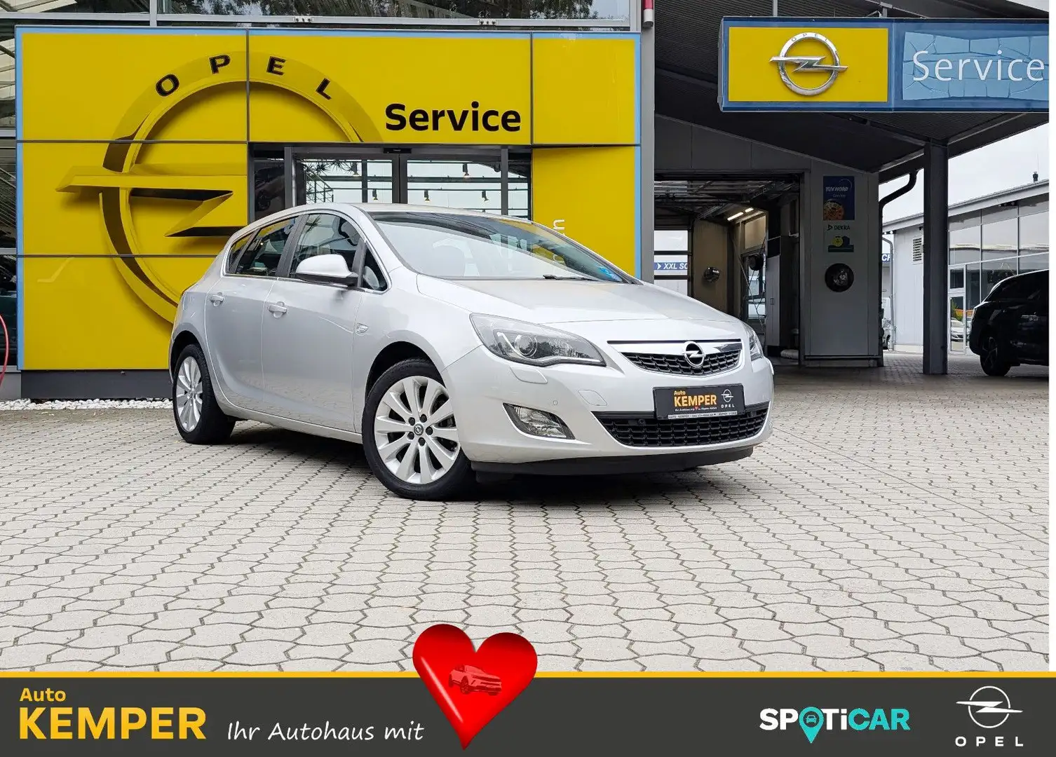 Opel Astra 1.6 Cosmo Autom. *SHZ*PDC*Xenon*Navi* Silber - 1