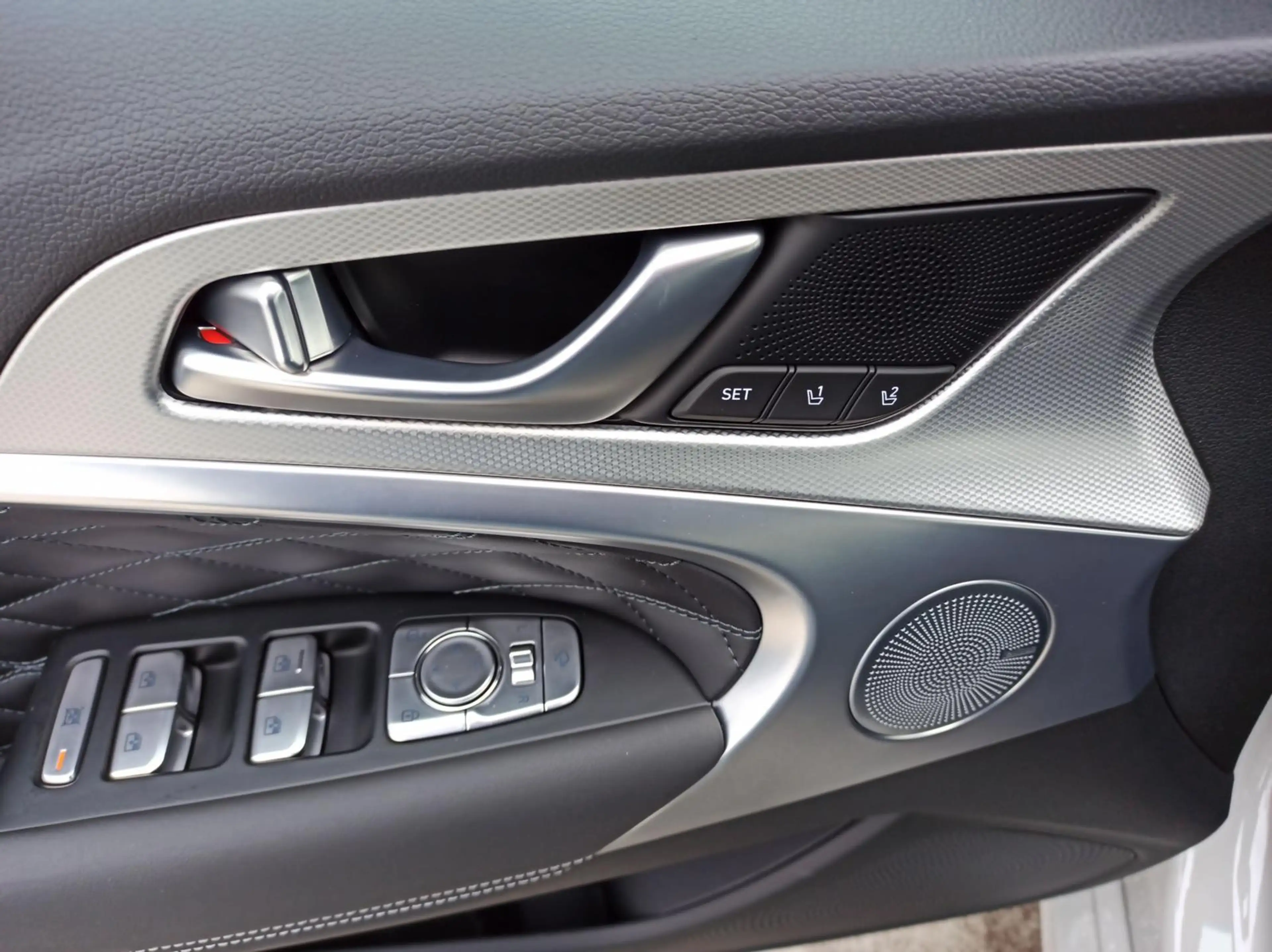 Genesis G70 G70 Premium 2.0L / Fahrassistenz-System / LED — photo 15