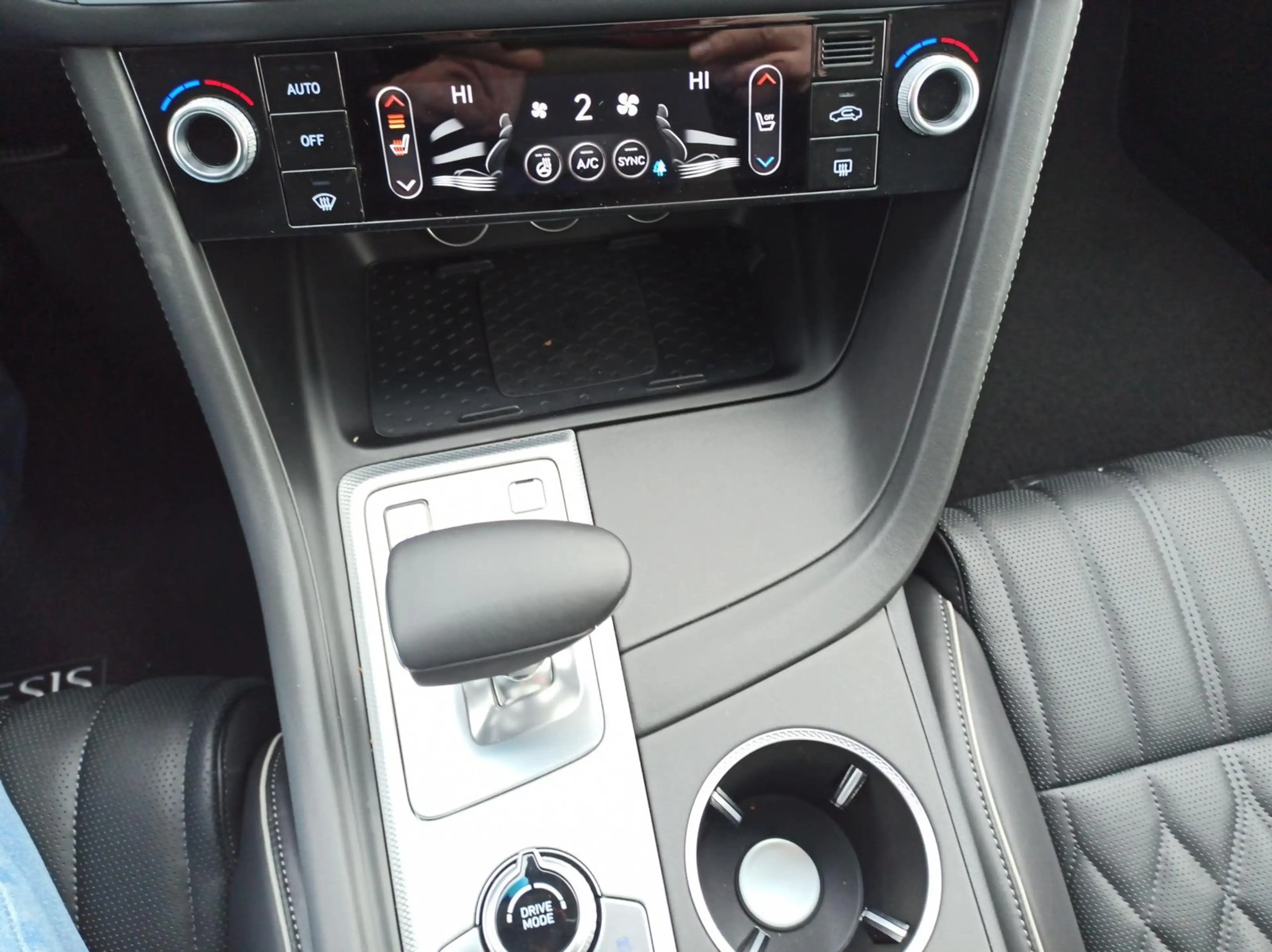 Genesis G70 G70 Premium 2.0L / Fahrassistenz-System / LED — photo 18