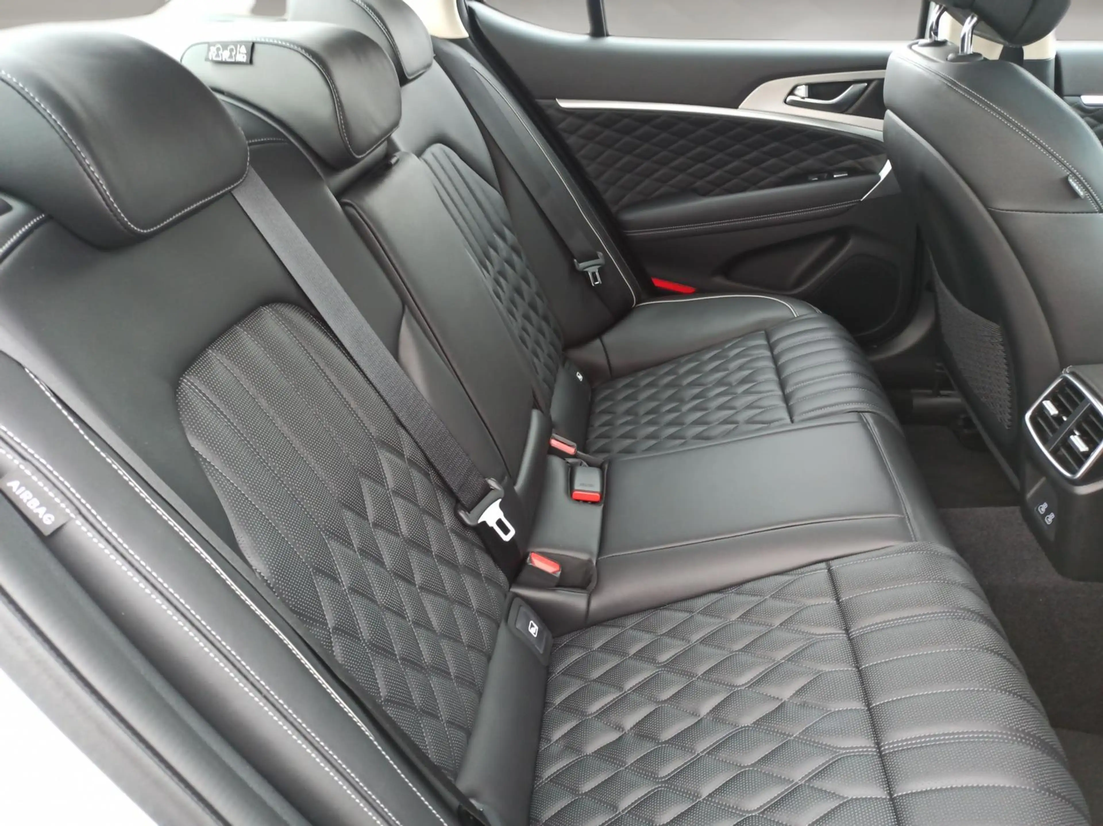 Genesis G70 G70 Premium 2.0L / Fahrassistenz-System / LED — photo 13