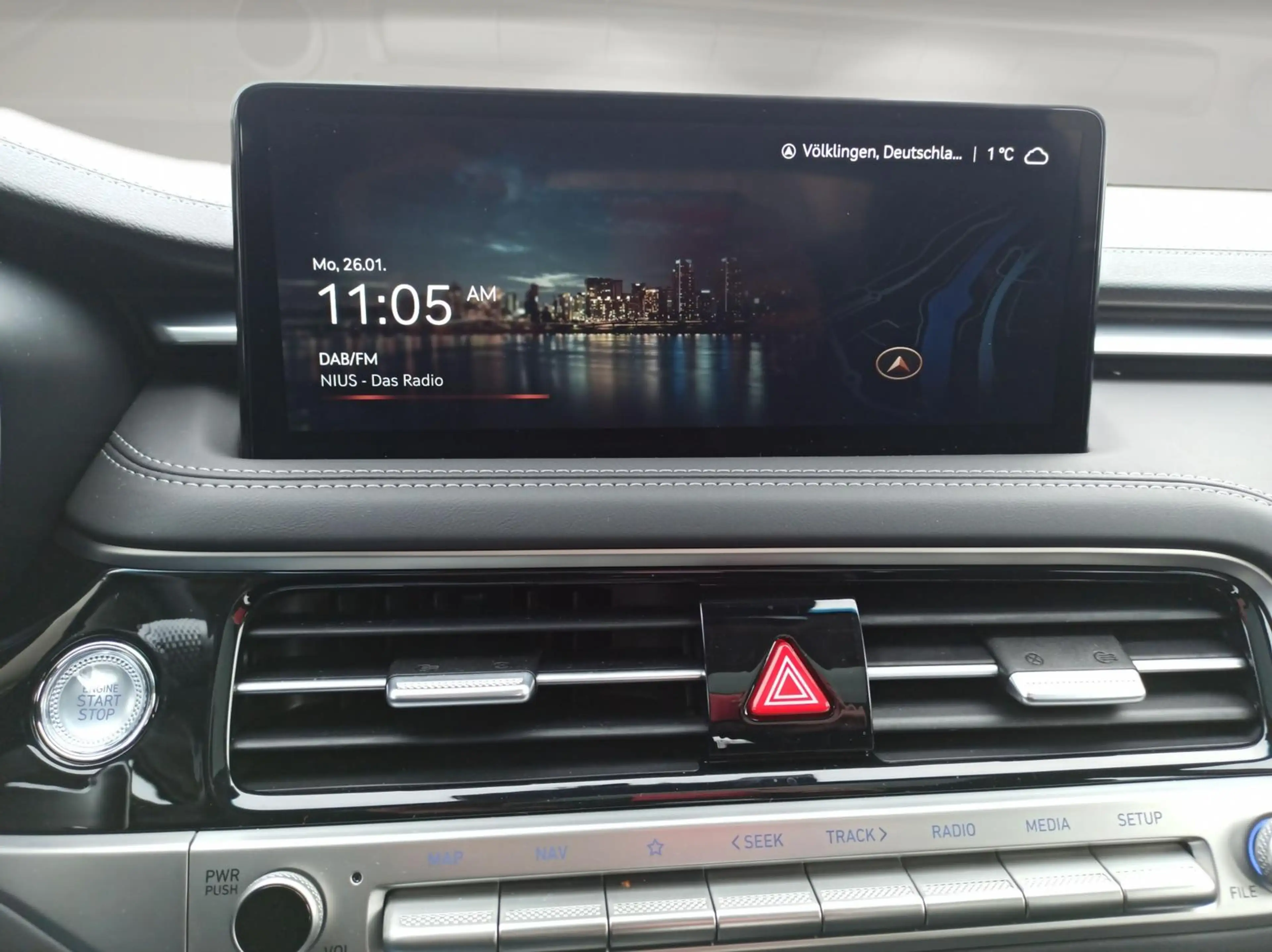 Genesis G70 G70 Premium 2.0L / Fahrassistenz-System / LED — photo 9