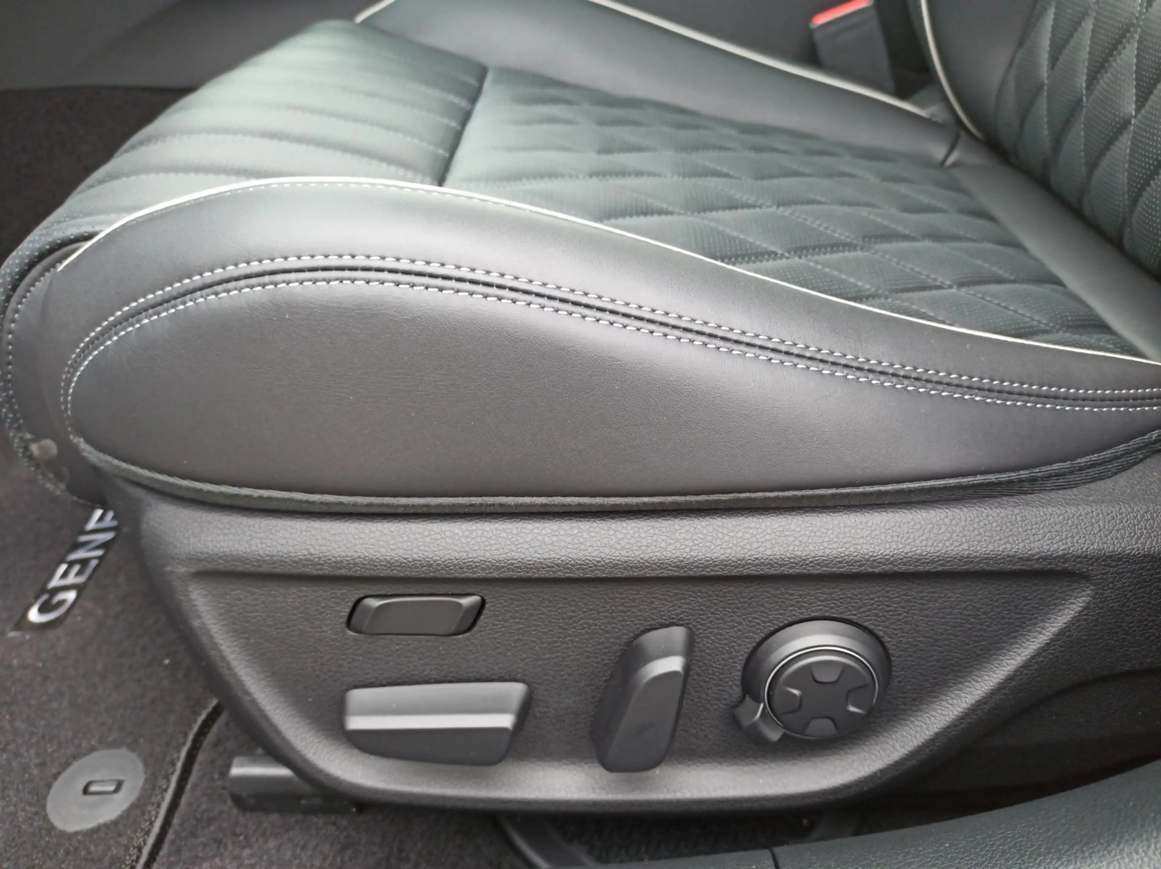 Genesis G70 G70 Premium 2.0L / Fahrassistenz-System / LED — photo 16