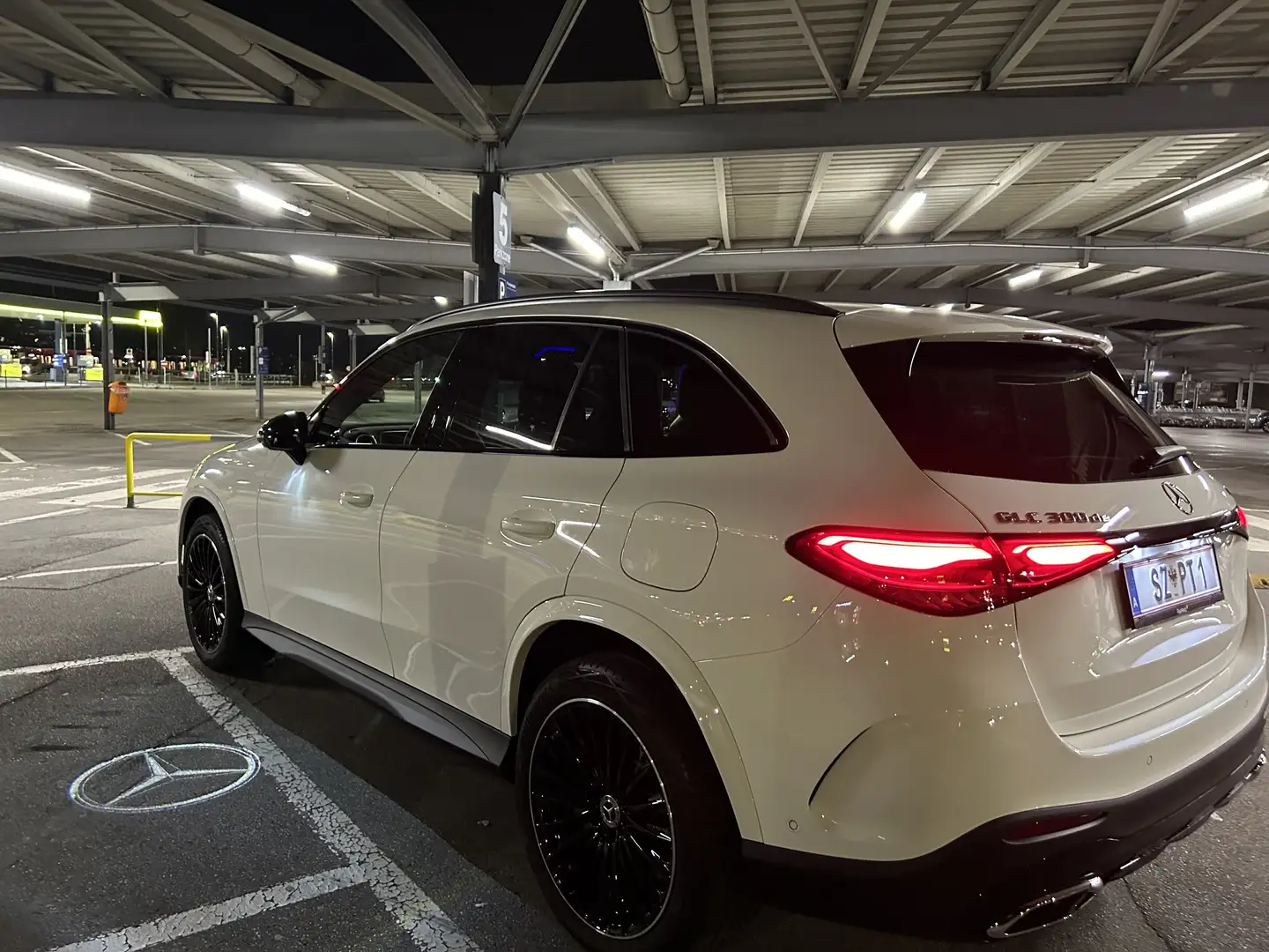 Mercedes-Benz GLC 300 de PHEV 4MATIC Osterreich Edition Aut. AMG-Line Weiß - 2