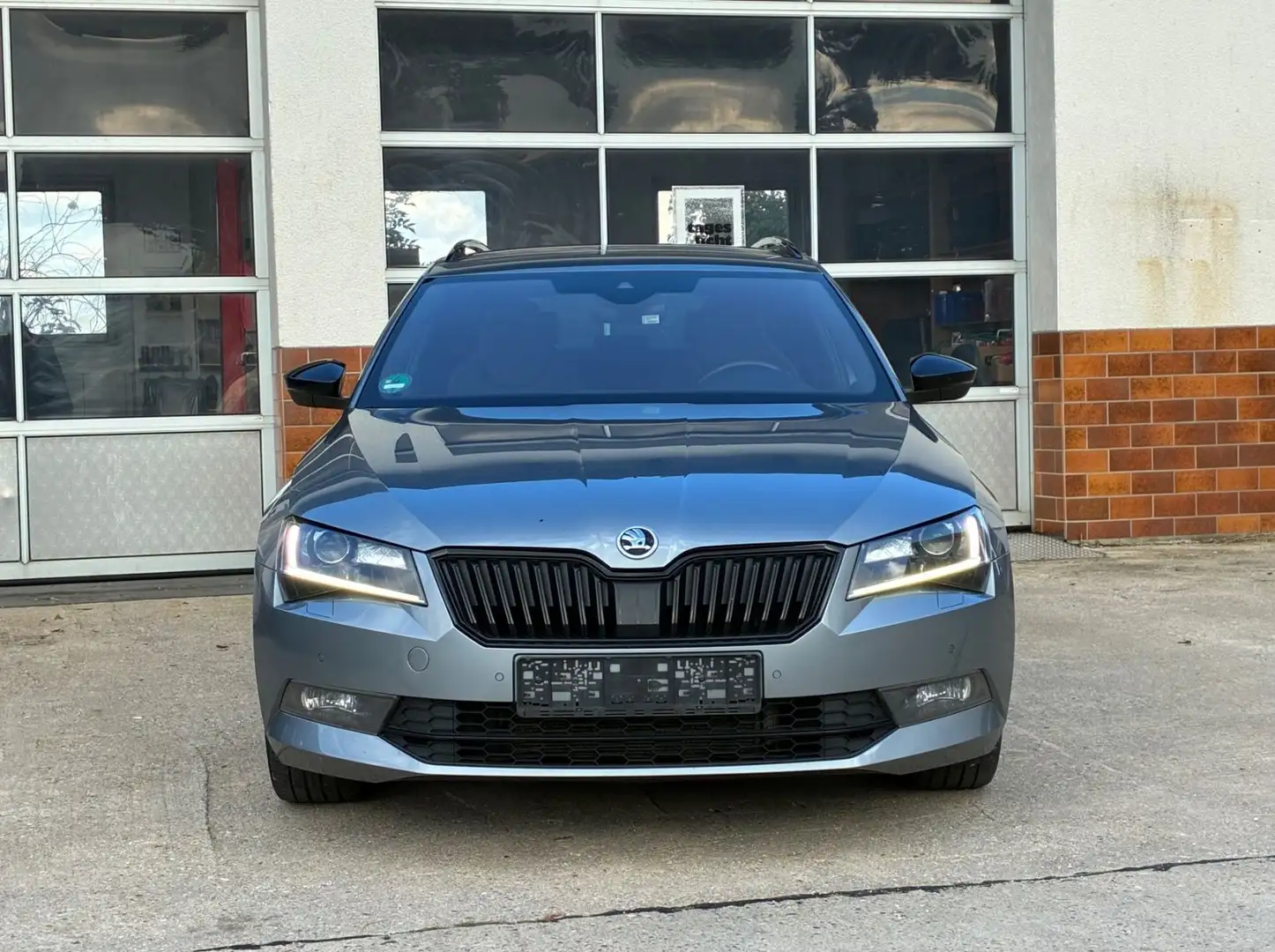 Skoda Superb Combi Sportline 4x4  1.HAND+8FACH+LEDER Grau - 2