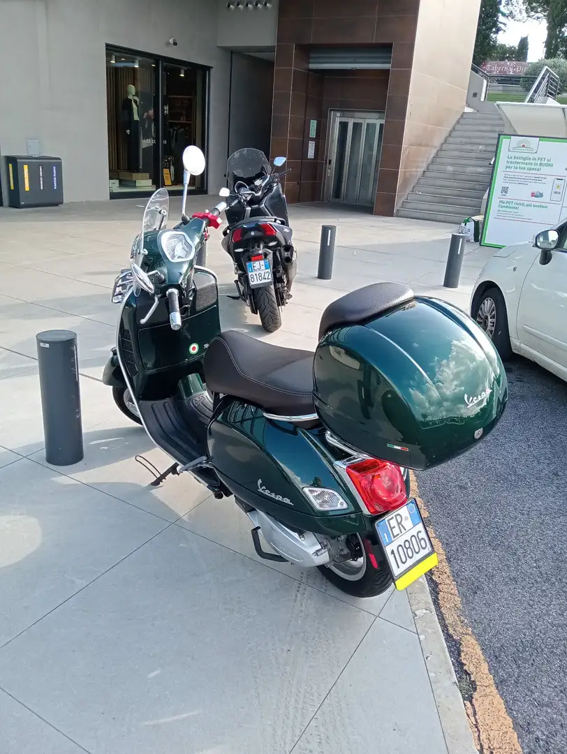 Piaggio GTS 300 Зелений - 1