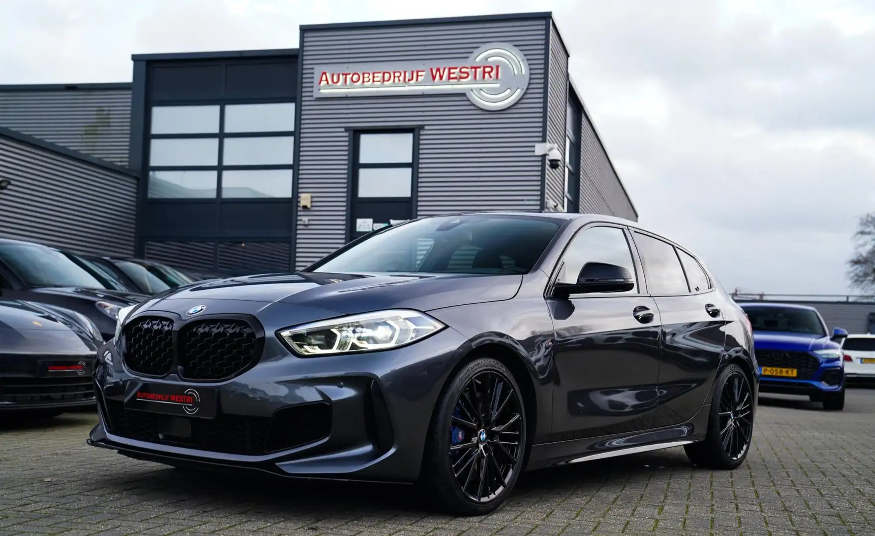 BMW 135 1-serie M135i xDrive High Executive | Facelift | M Grijs - 1