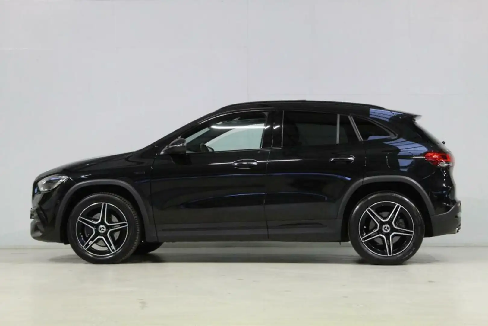 Mercedes-Benz GLA 200 AMG/Pano/Trekhaak/Memory/Sfeer/Night Zwart - 2