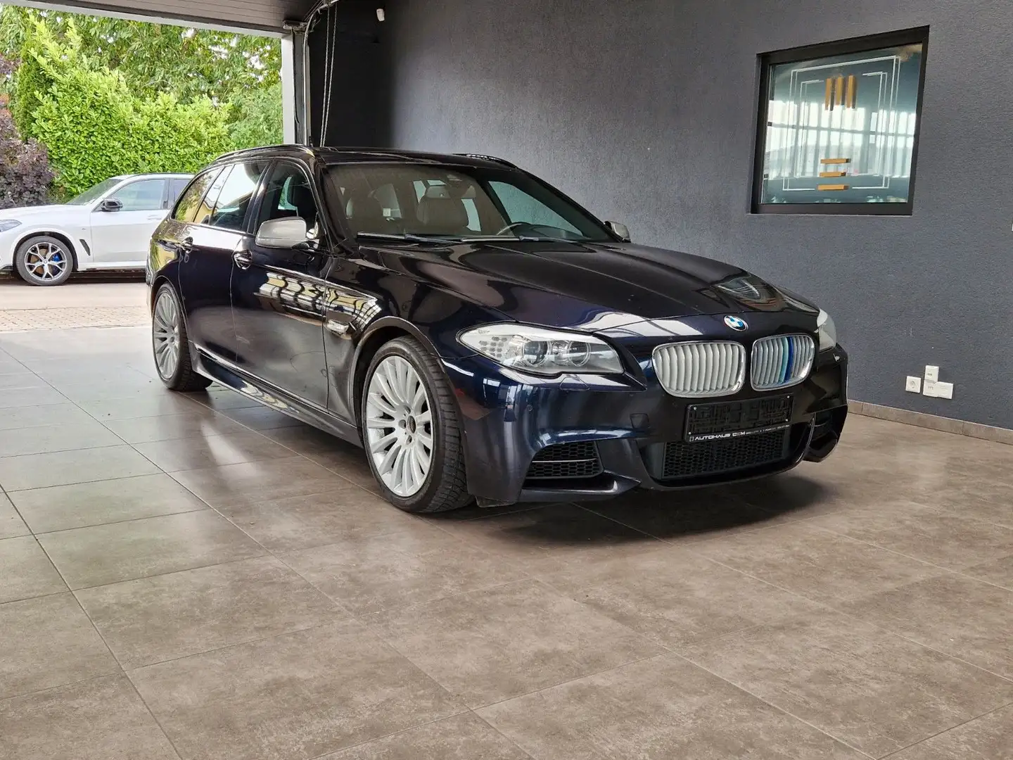 BMW 550 d xDrive*HUD*Standhzg*Pano*AHK*Kamera* Schwarz - 1