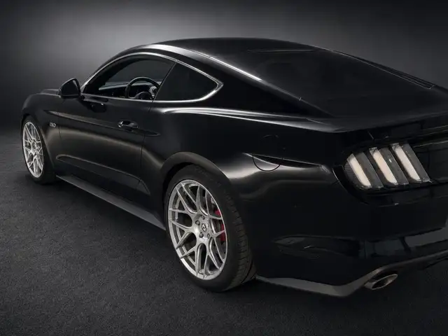 Ford Mustang view 4