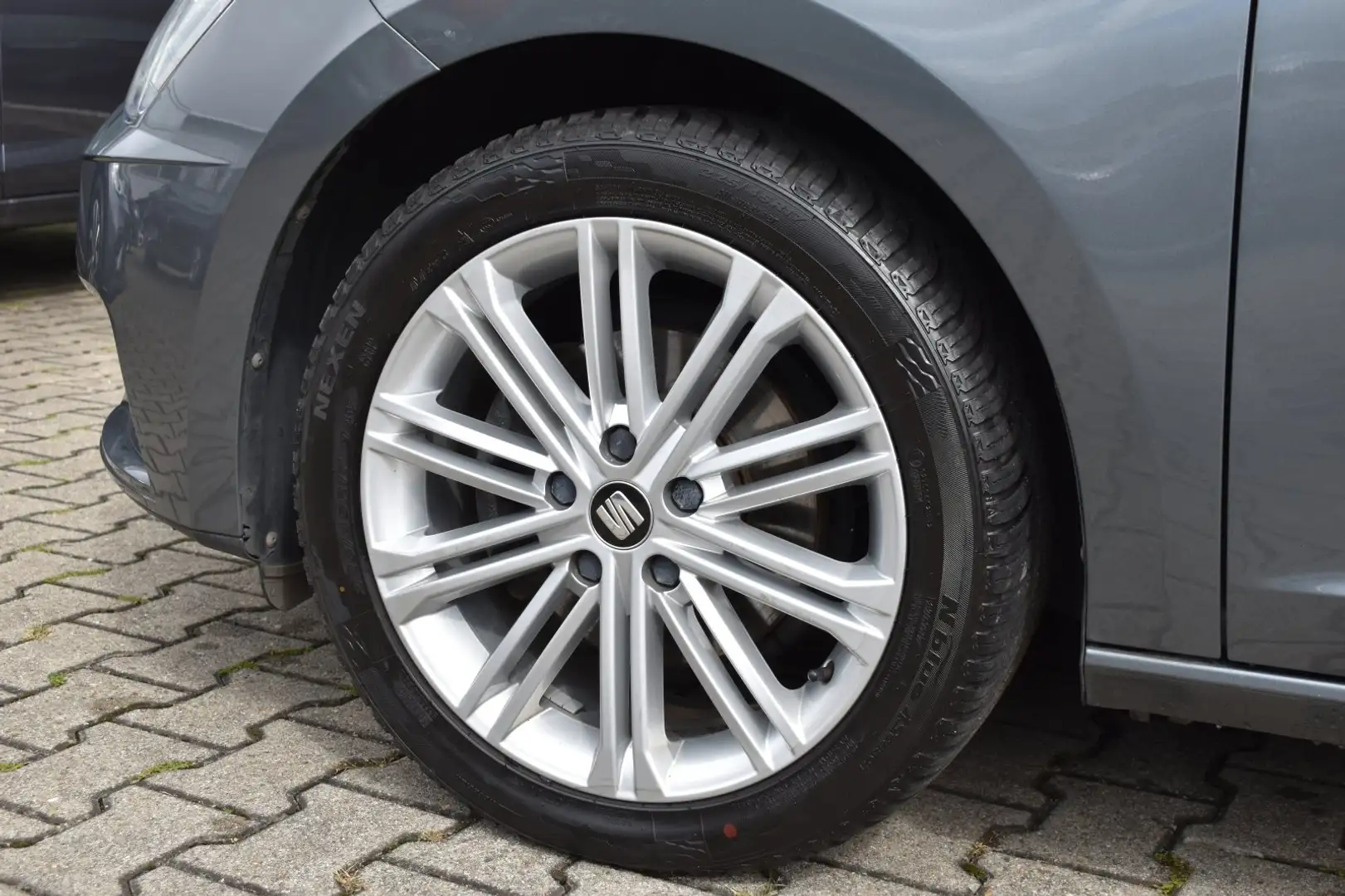 SEAT Leon ST 2.0 TDI Xcellence LED APP Navi Grau - 2