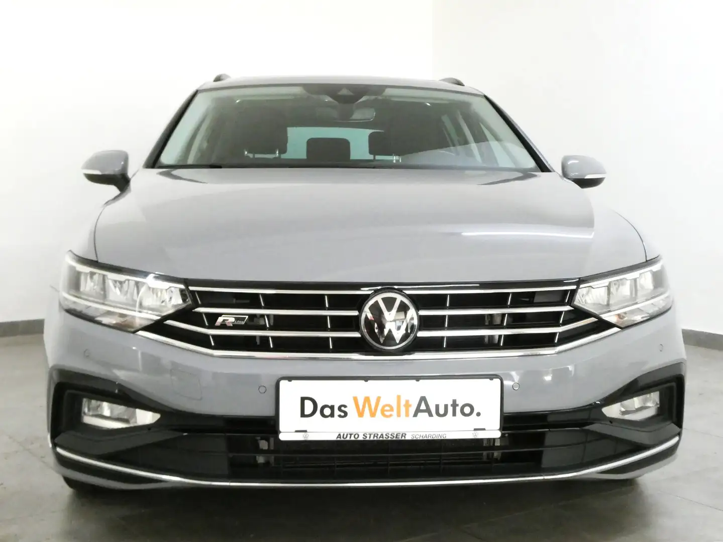 Volkswagen Passat Variant 2,0 TDI DSG "R-Line" LED Navi Ahk ACC Panorama R-Kamera App DAB 18" Massage Assistenzp. induk.-Laden Grau - 2