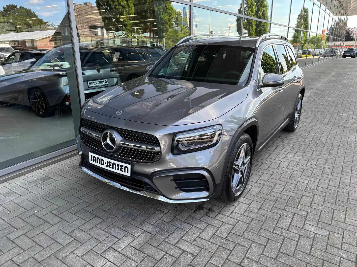 Mercedes-Benz GLB 220 d 4M AMG Line Adv Plus AHK Distronic 360 Grijs - 2