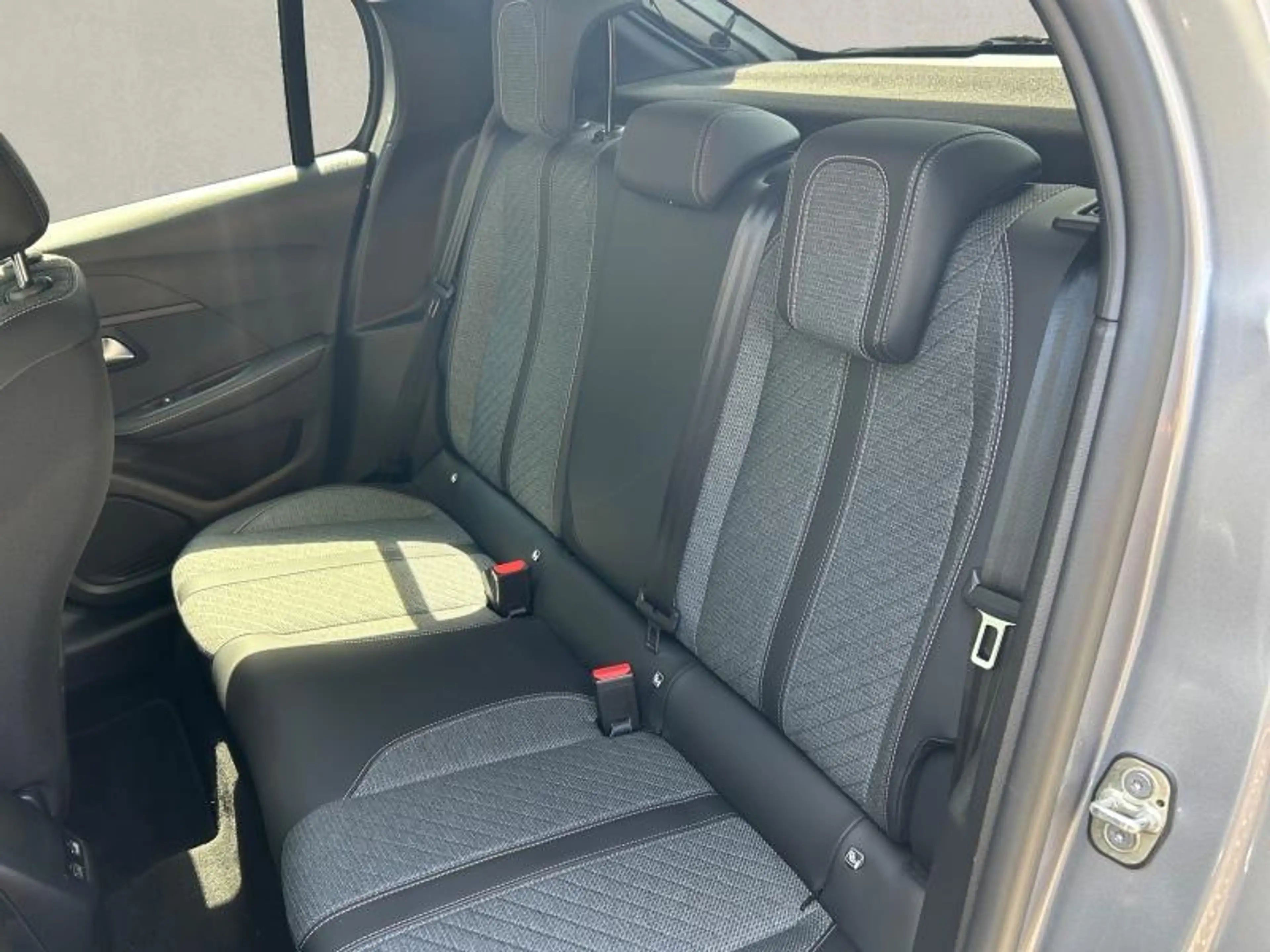 Peugeot e-208 Allure — photo 11