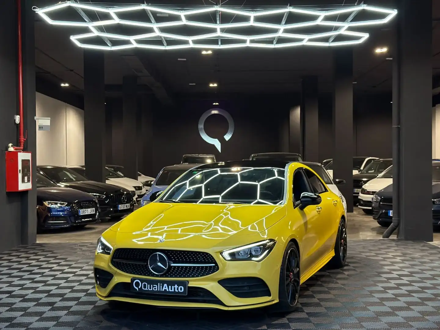 Mercedes-Benz CLA 180 Amarillo - 1