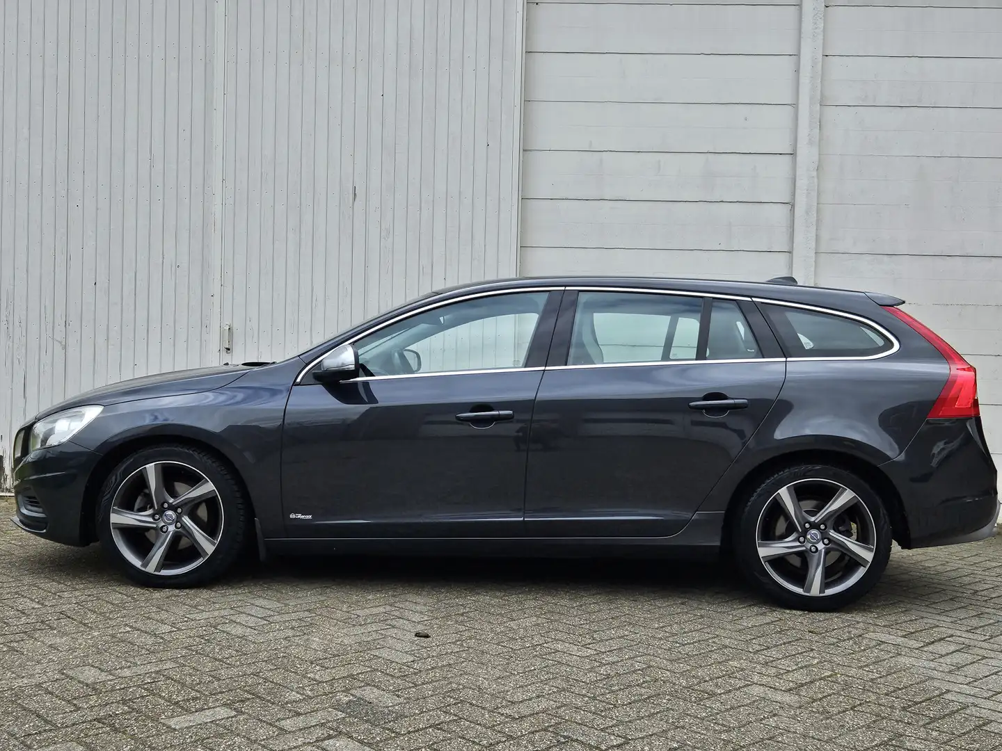 Volvo V60 1.6 DRIVe R-Design /Navi/Cruise/PDC/TOPSTAAT! Gris - 2
