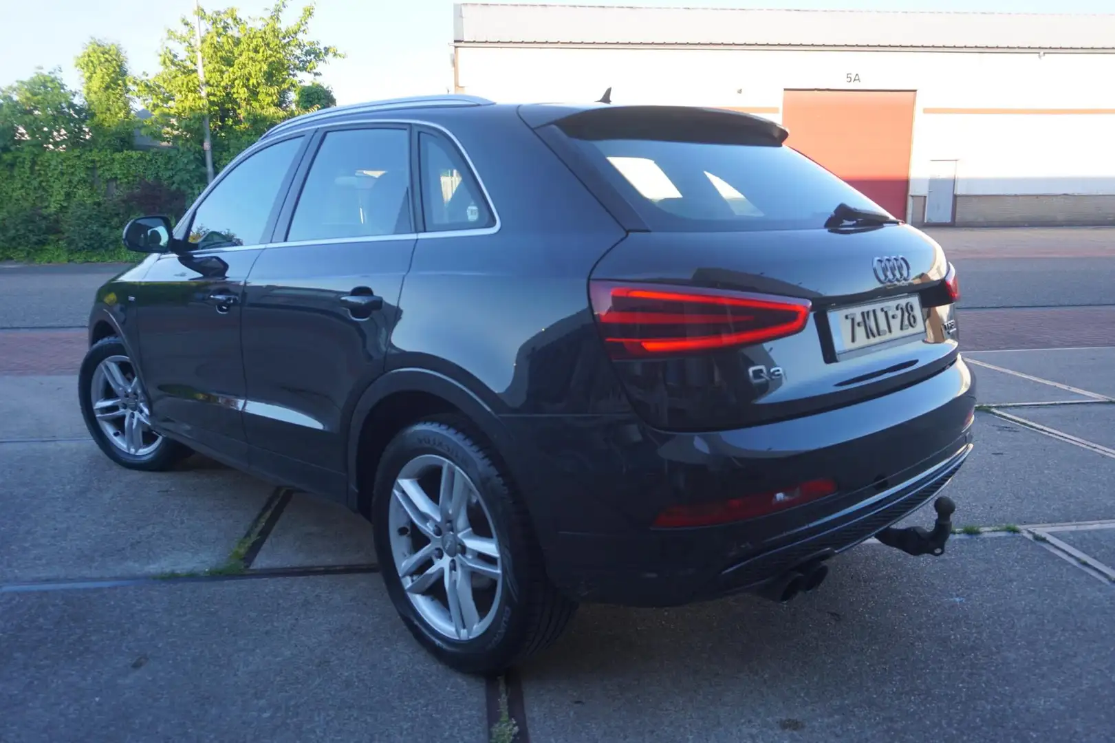 Audi Q3 2.0 TFSI quattro S Edition Zwart - 2