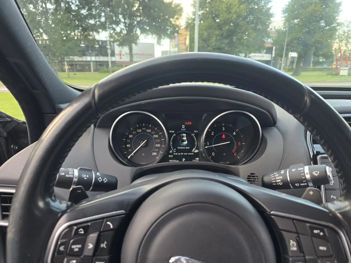 Jaguar XE 2.0 D Portfolio Brons - 1