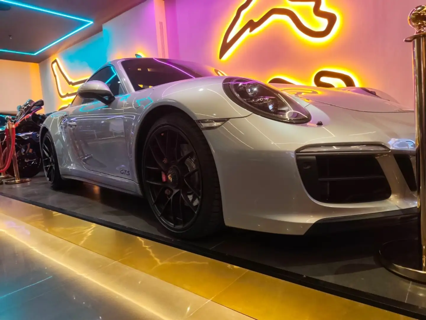 Porsche 991 Carrera 4 GTS Coupé PDK Gris - 1