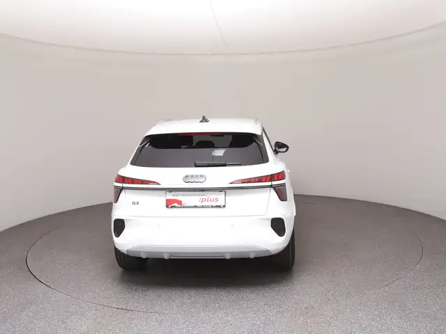 Audi Q3 view 6