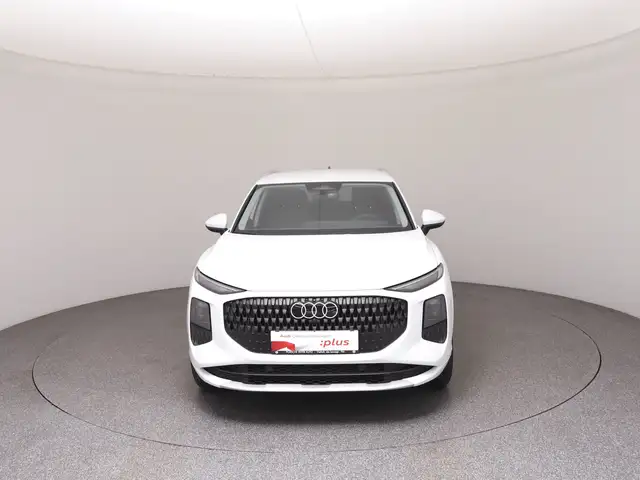 Audi Q3 view 3