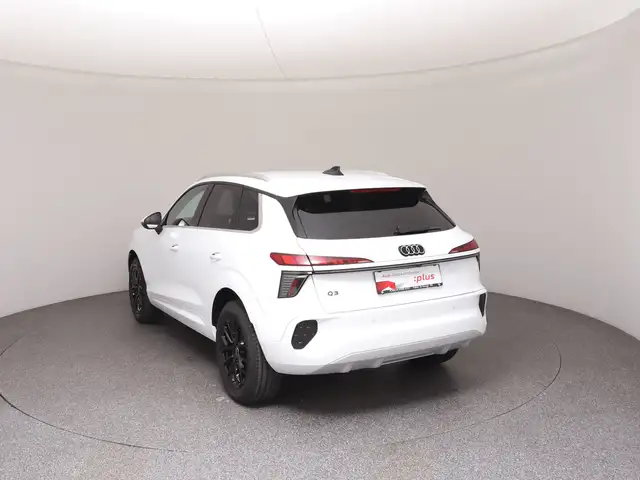 Audi Q3 view 5