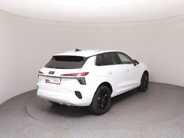 Audi Q3 view 4