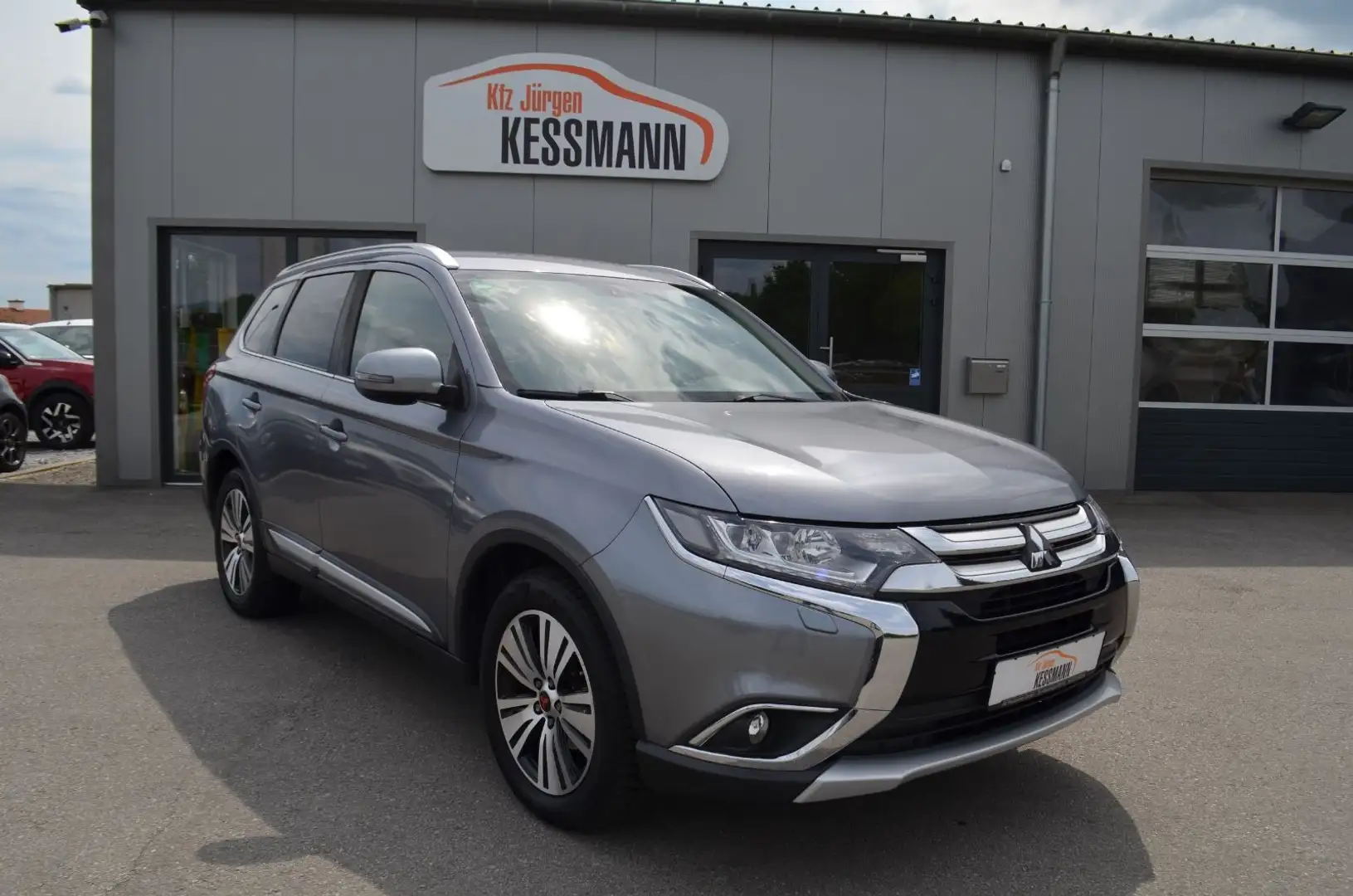 Mitsubishi Outlander 2.2 DI-D Diamant Edition+ 4WD *1.Hand* siva - 1