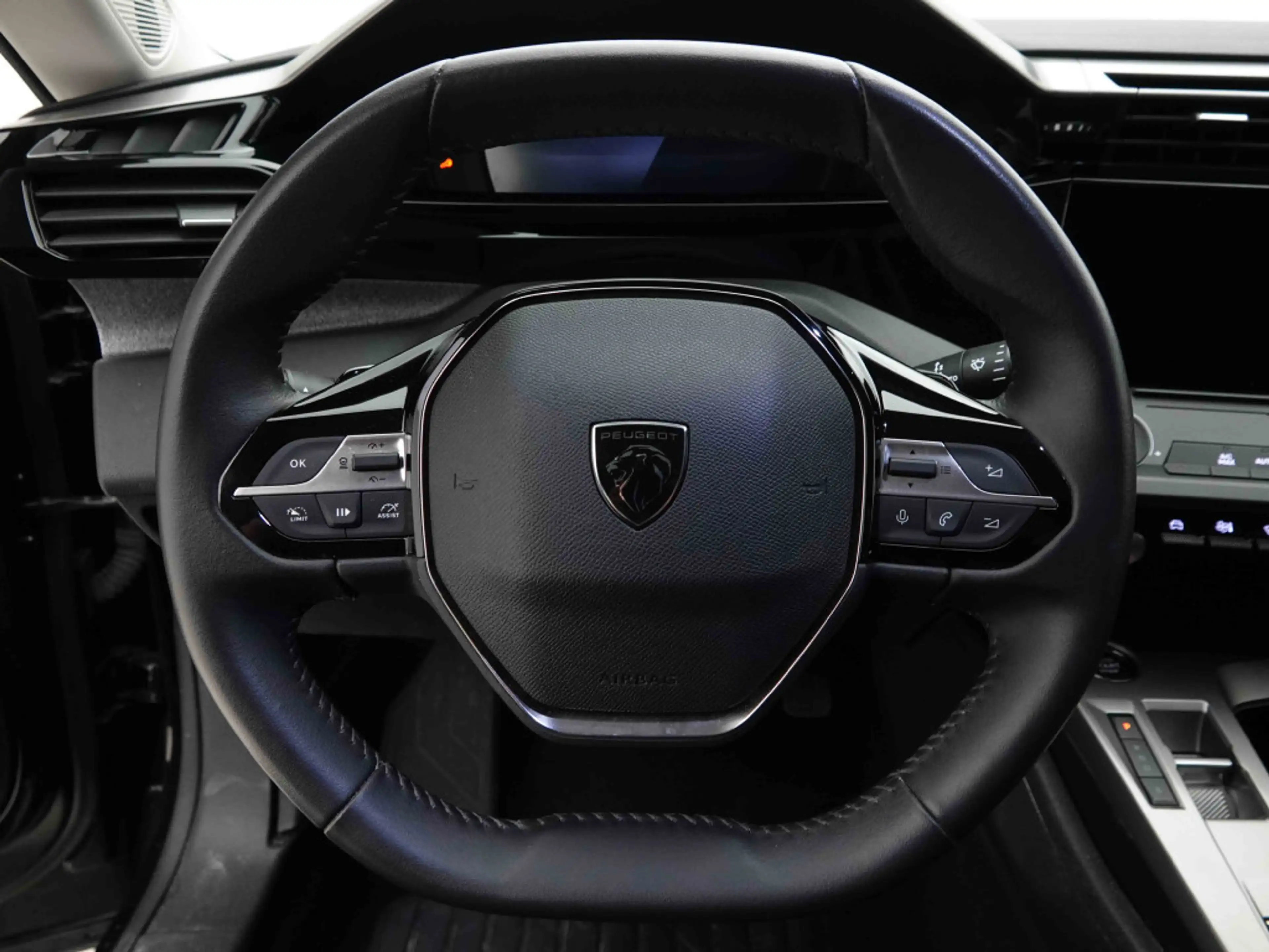 Peugeot 408 PHEV 225 | EV Range 60km | Allure | GPS | LED | Keyless | Camera — photo 9