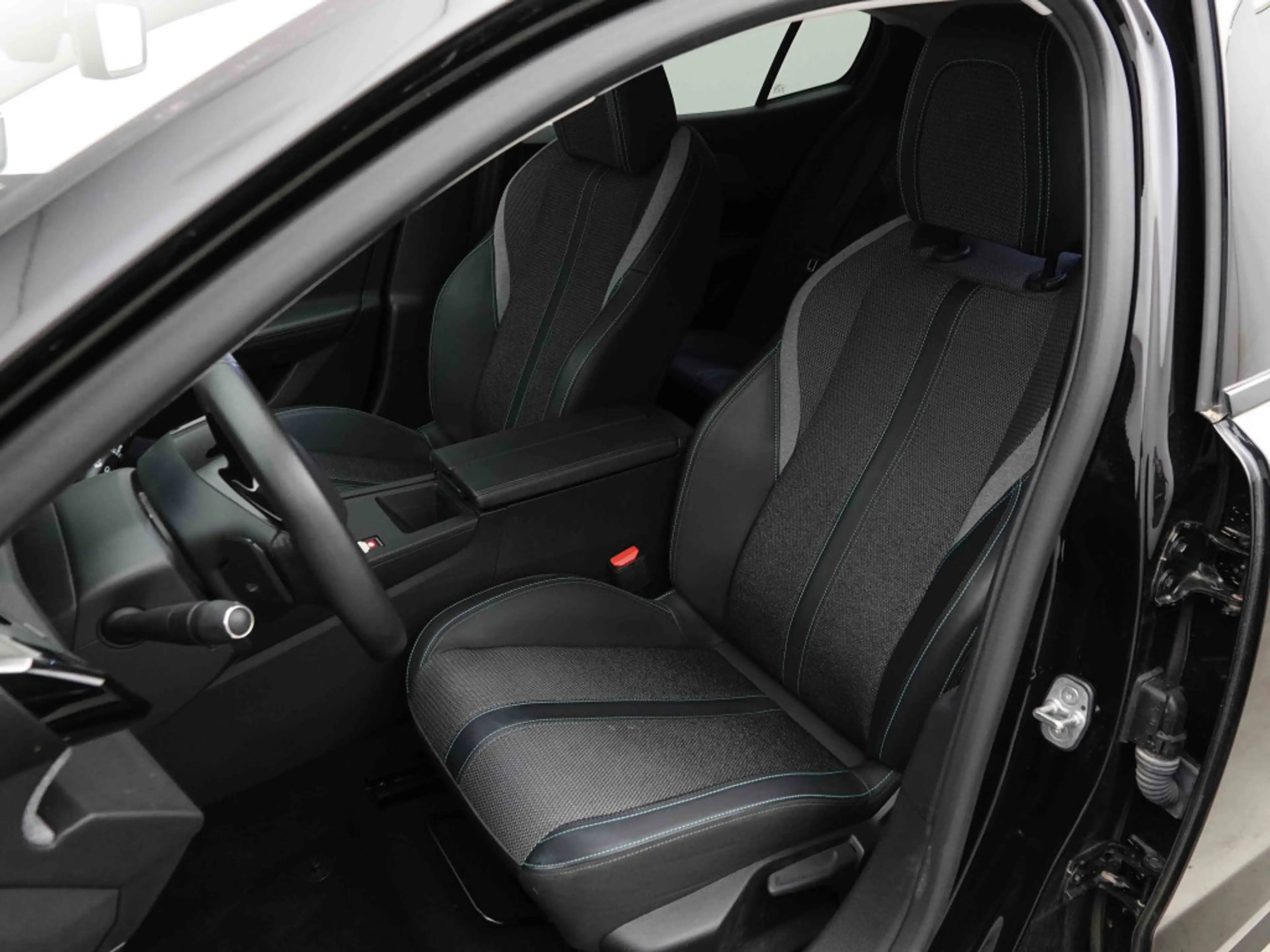Peugeot 408 PHEV 225 | EV Range 60km | Allure | GPS | LED | Keyless | Camera — photo 7