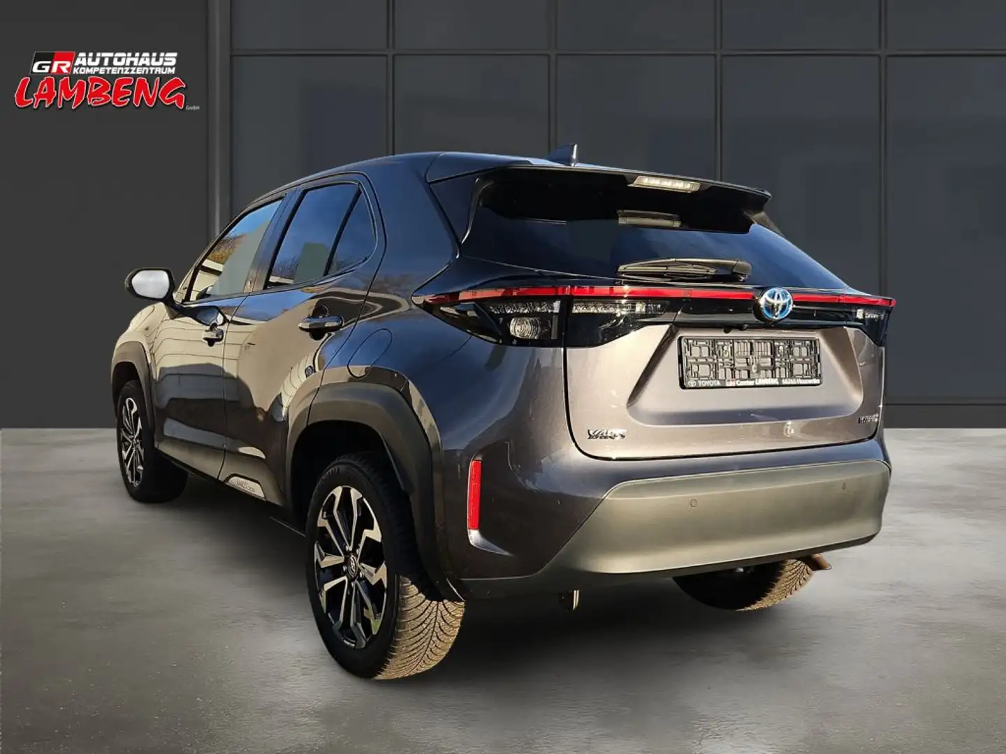 Toyota Yaris Cross Hybrid 1.5 VVT-i Team Deutschland Gris - 2