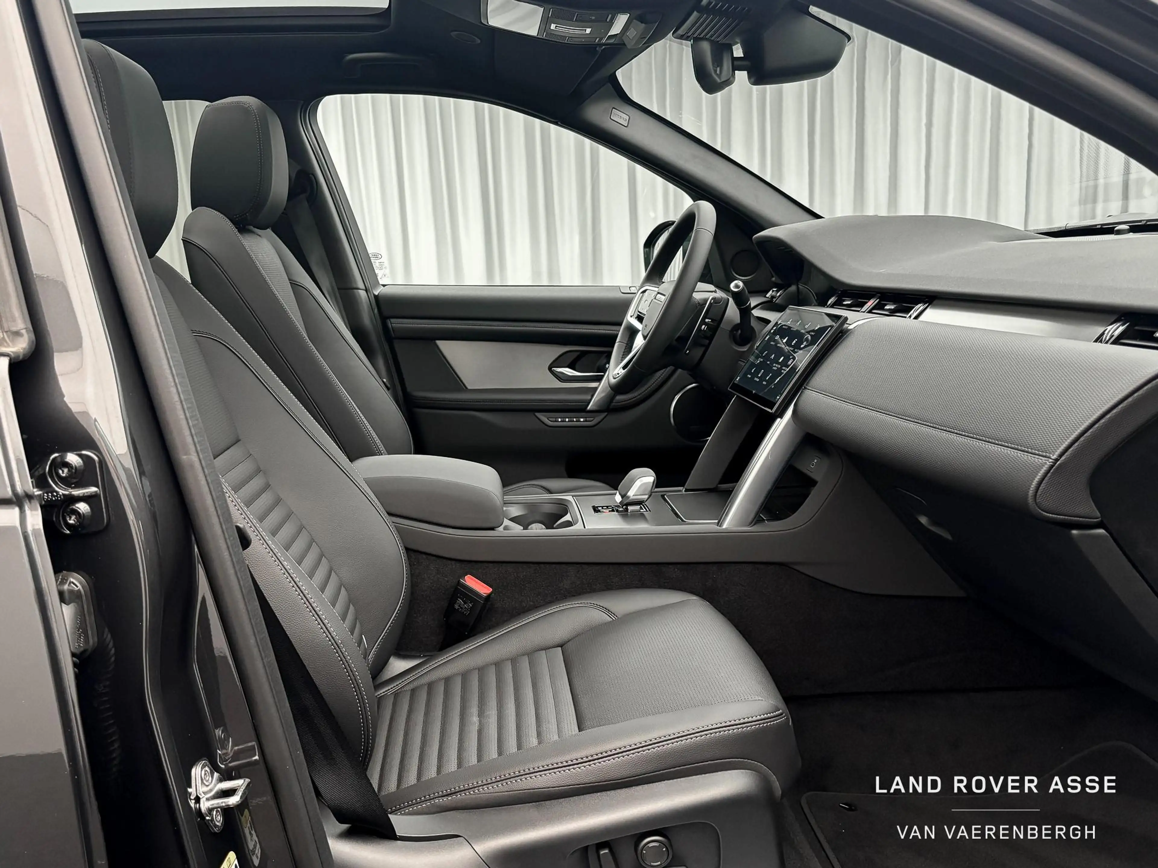 Land Rover Discovery Sport P270e Dynamic SE AWD — photo 4
