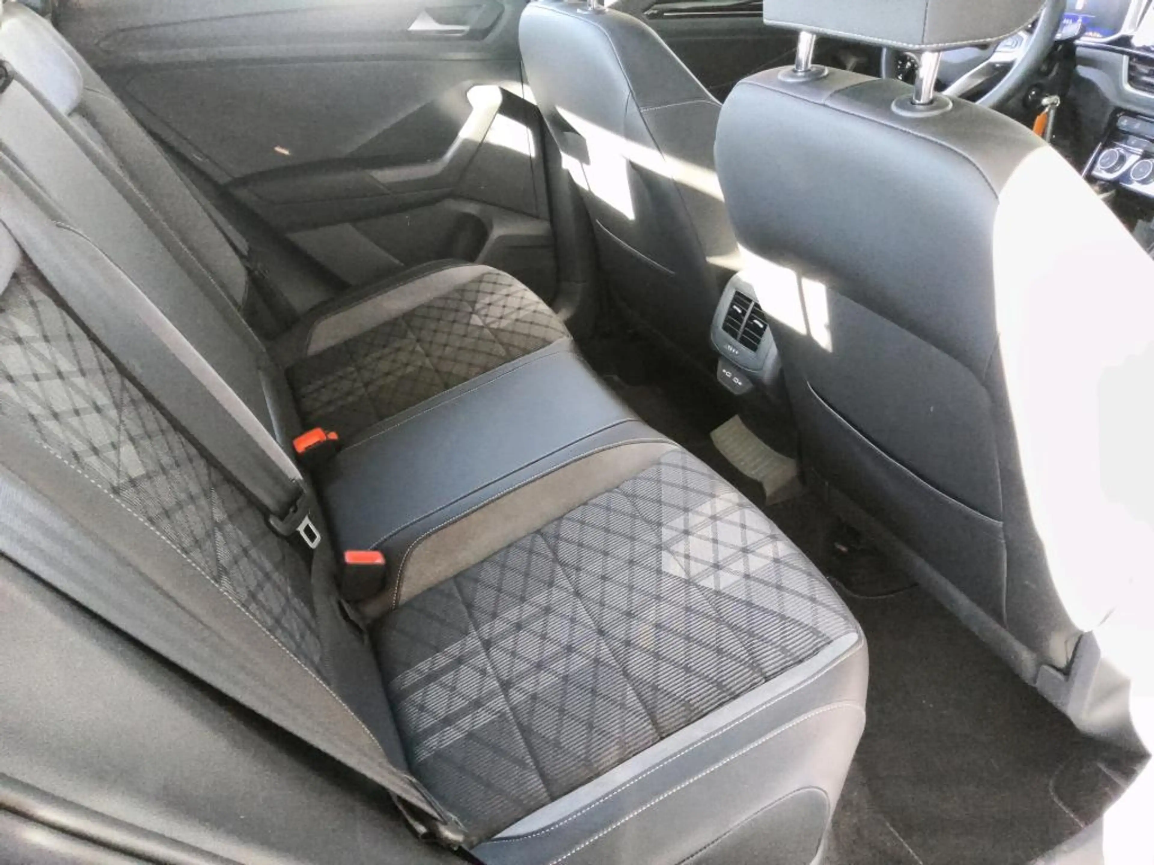 Volkswagen T-Roc 1.5 TSI DSG R-LINE +LED +ACC +VIRTUAL +CARPLAY +S — photo 8