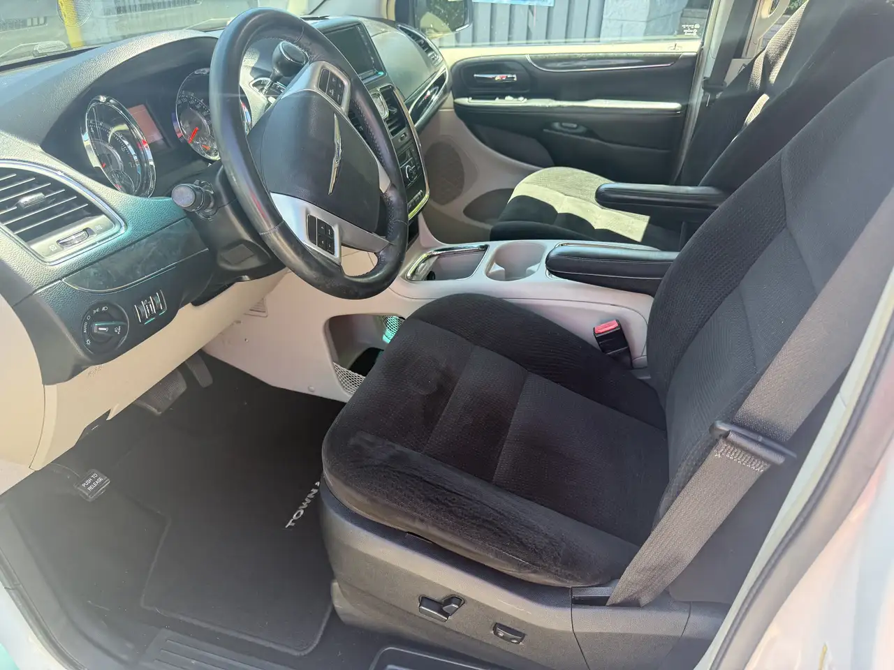 Chrysler Town & Country снимка Chrysler Town & Country