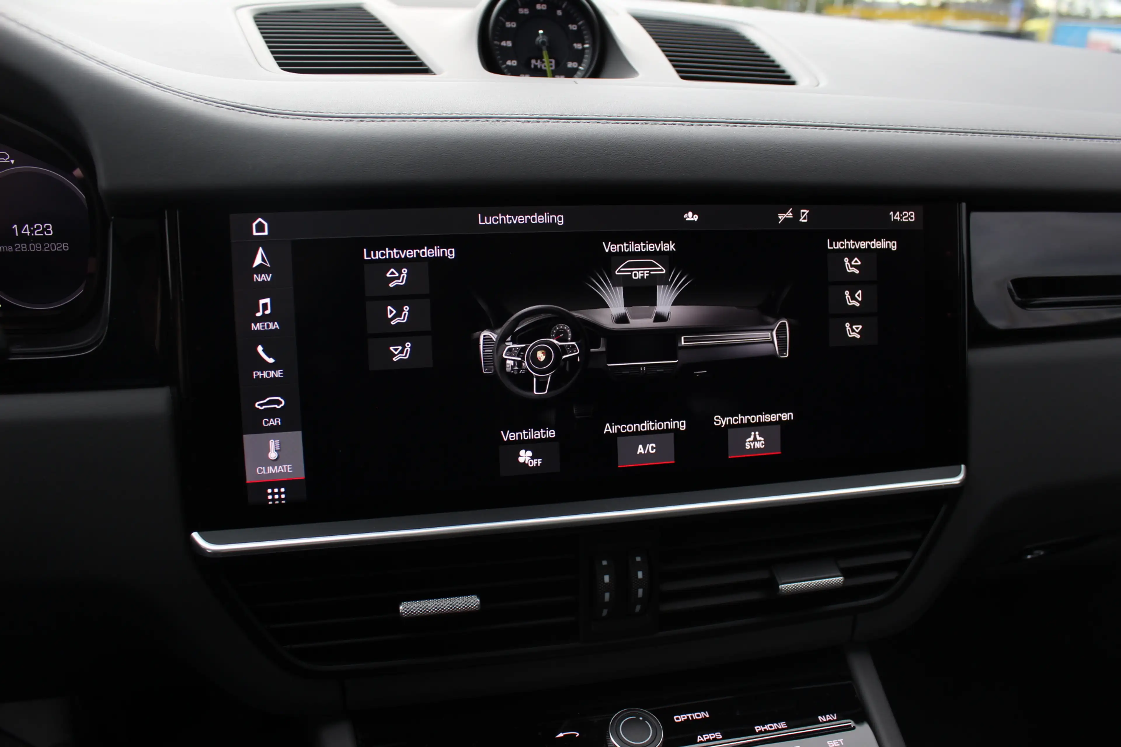 Porsche Cayenne Coupé 3.0 E-Hybrid / Trekhaak / Panoramadak / 360C — photo 25