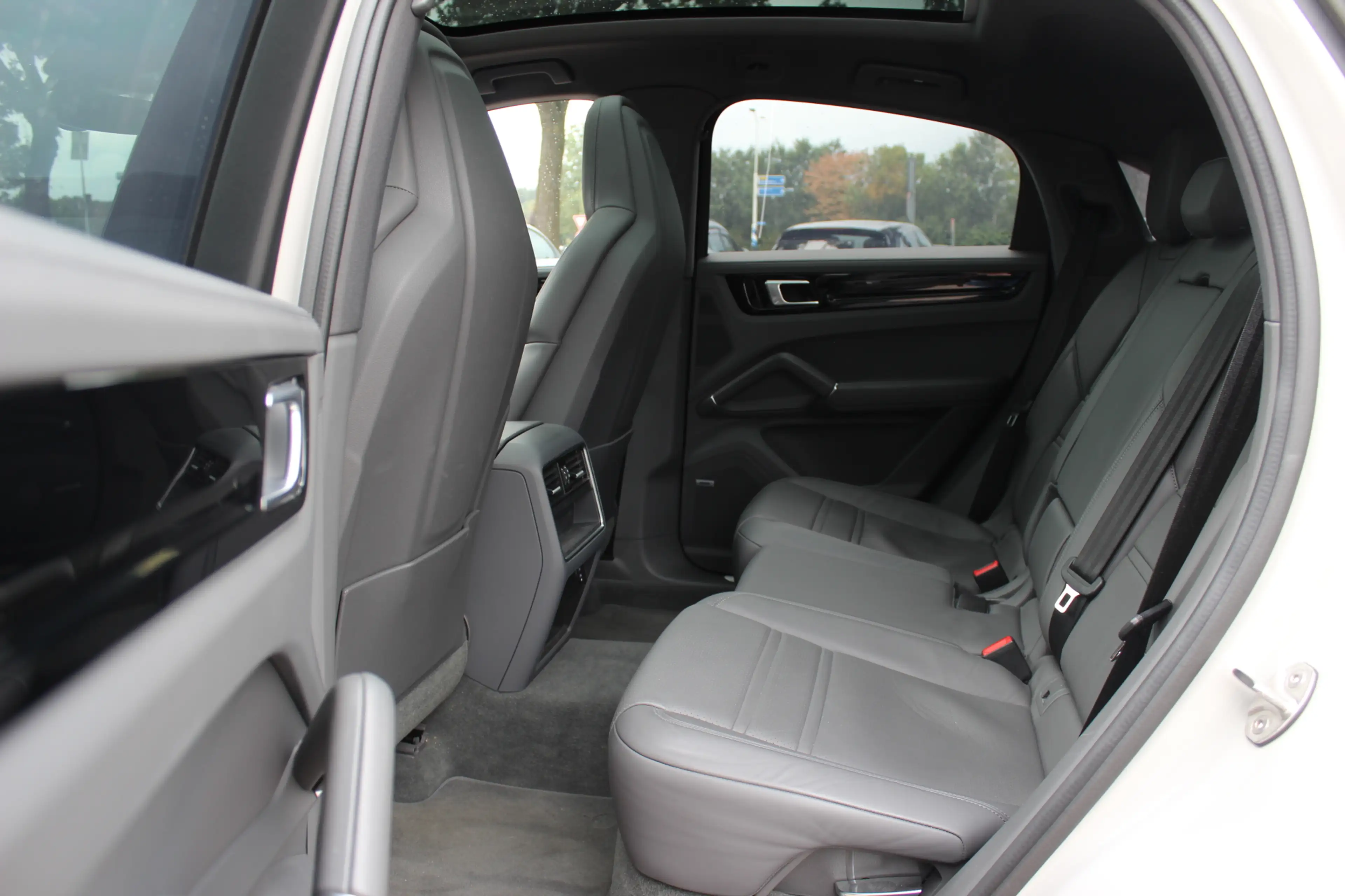 Porsche Cayenne Coupé 3.0 E-Hybrid / Trekhaak / Panoramadak / 360C — photo 11