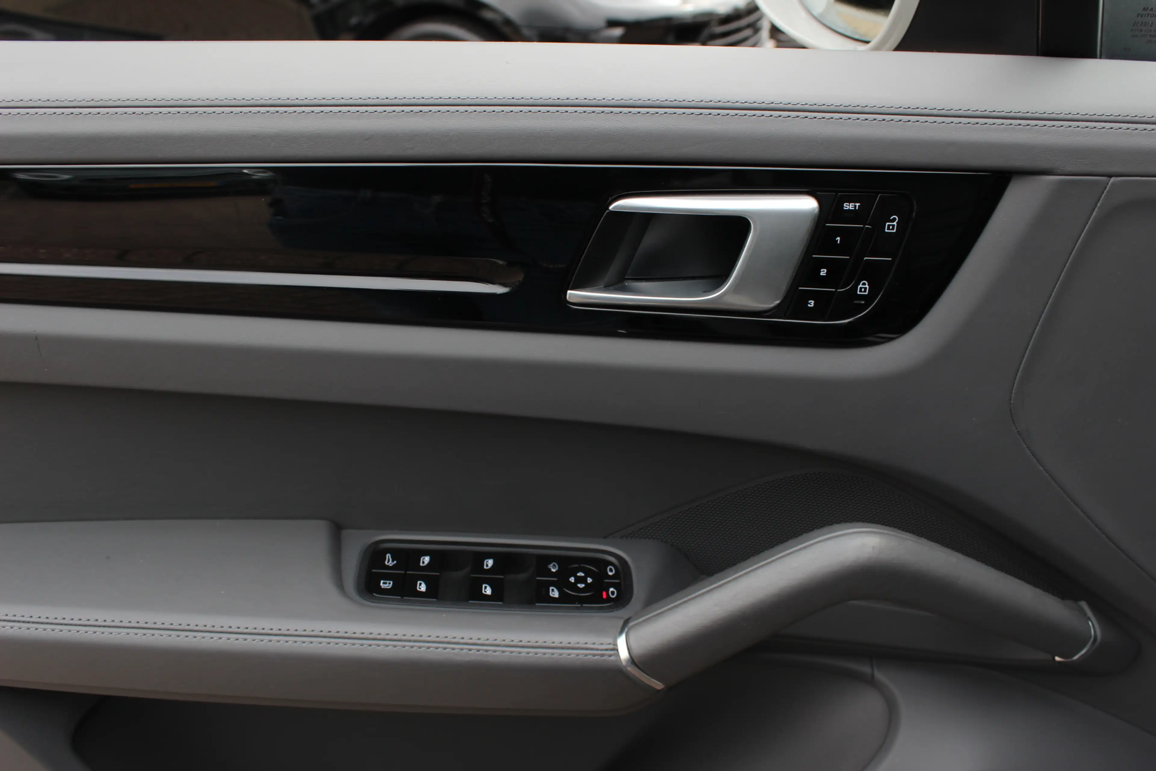 Porsche Cayenne Coupé 3.0 E-Hybrid / Trekhaak / Panoramadak / 360C — photo 33