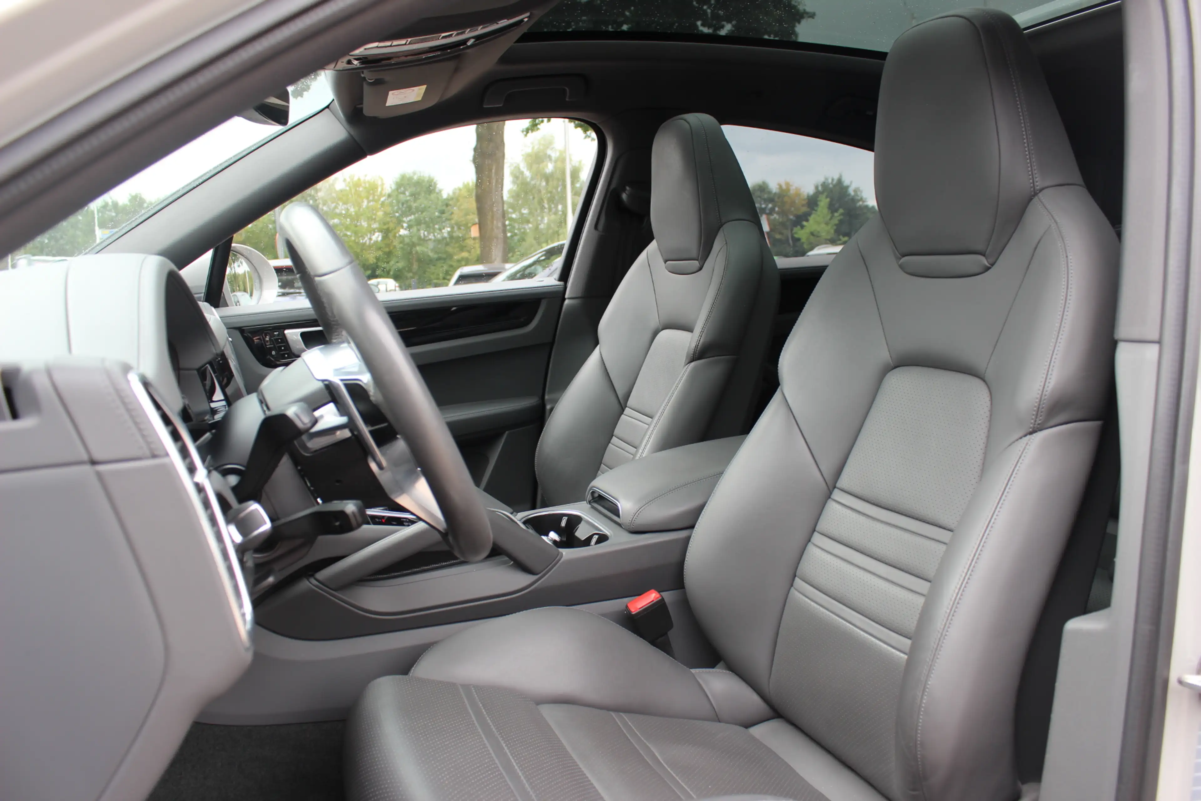 Porsche Cayenne Coupé 3.0 E-Hybrid / Trekhaak / Panoramadak / 360C — photo 4