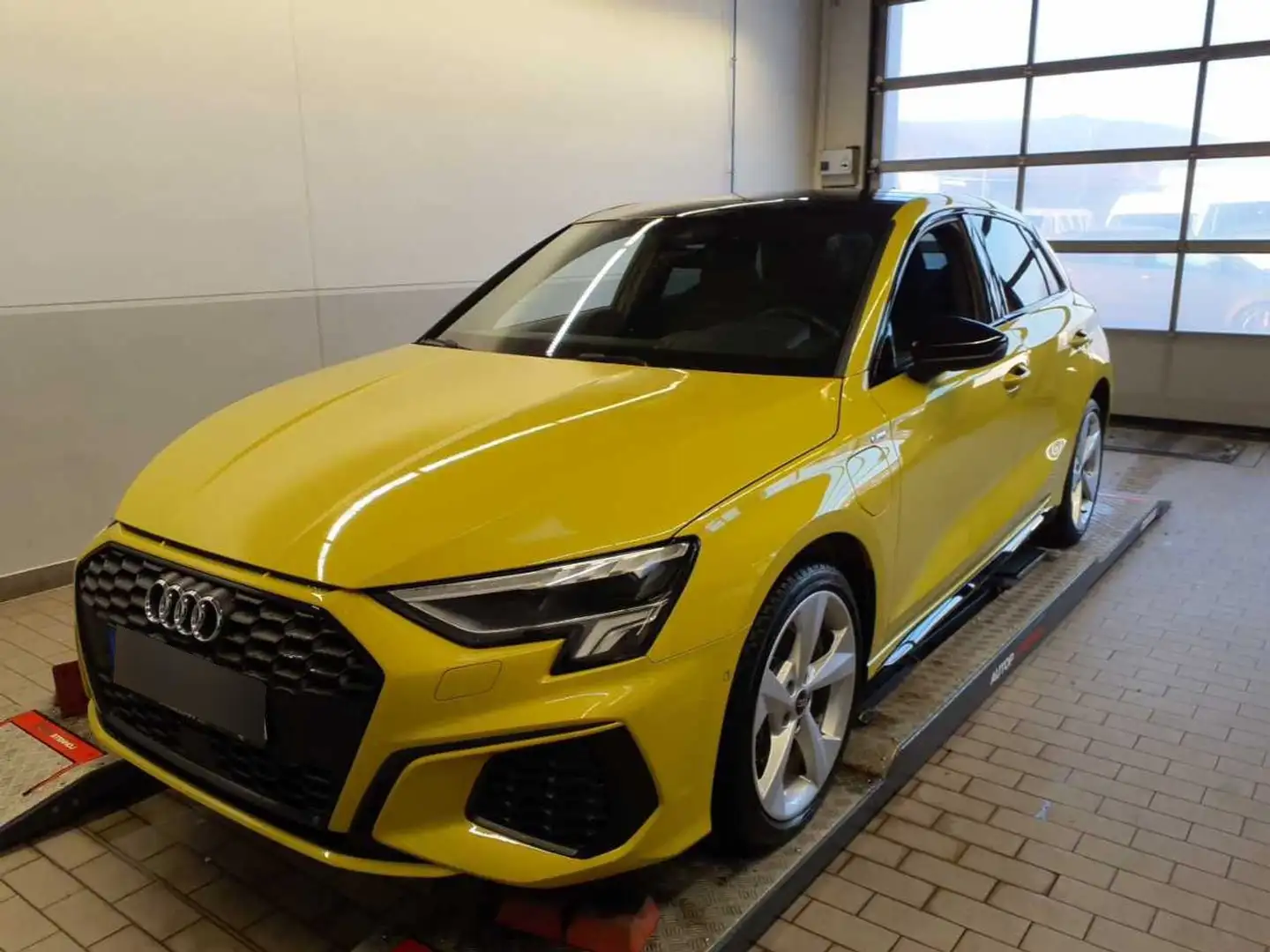 Audi A3 40 TFSI e S line S-tronic +AHK+PANO Gelb - 2