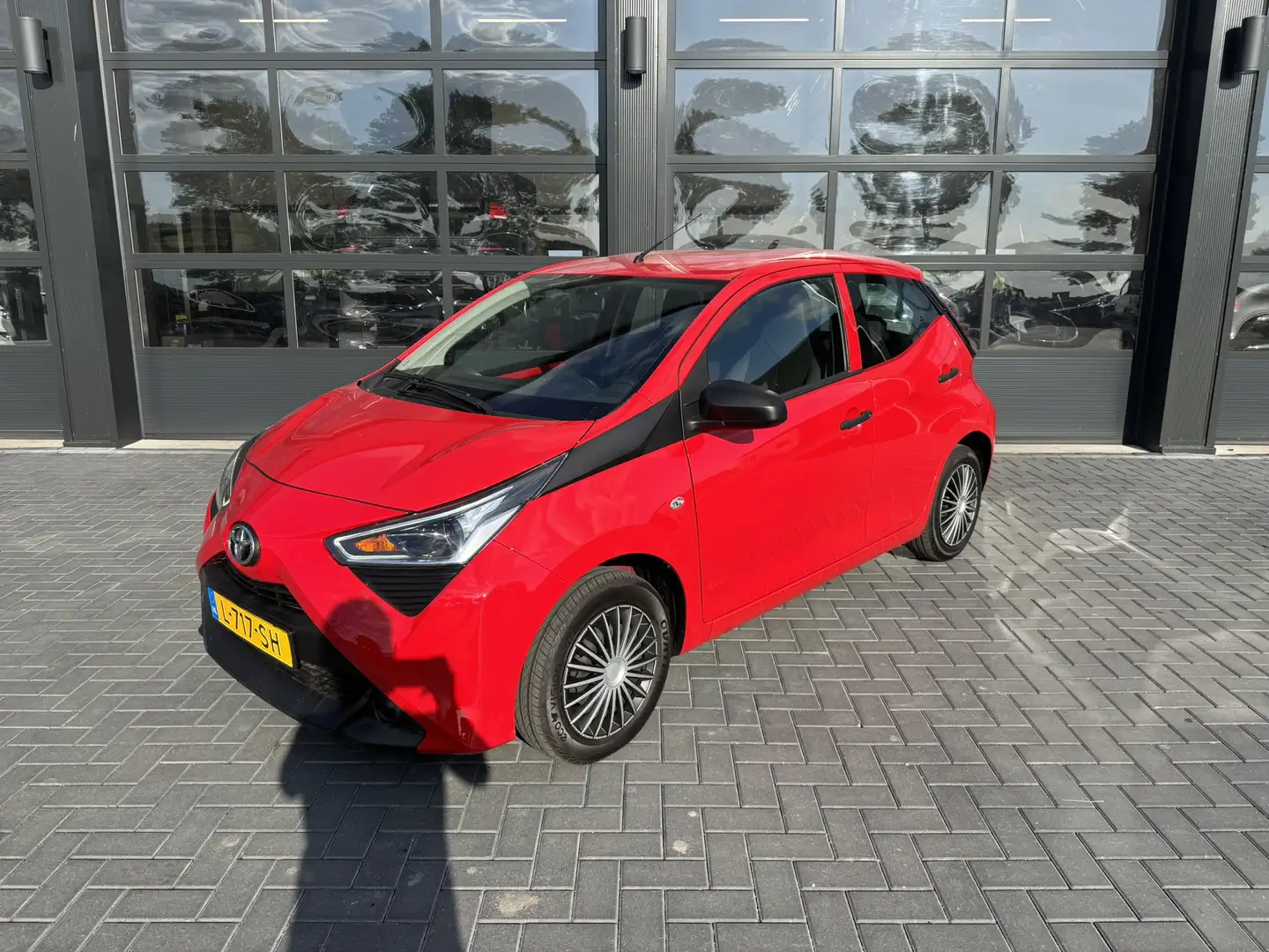 Toyota Aygo 1.0 VVT-i Airco / Cruise Rood - 1