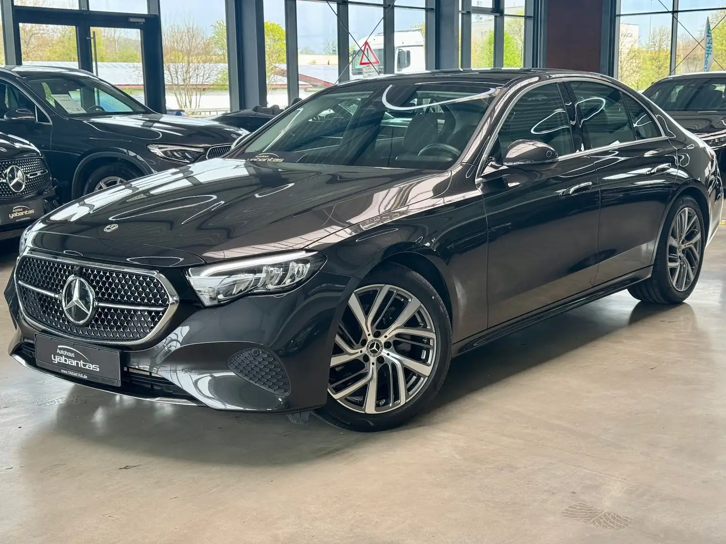 Mercedes-Benz E 220 d Avantgarde Pano DISTRONIC-Pro Kamera KEYLESS-GO Grün - 1