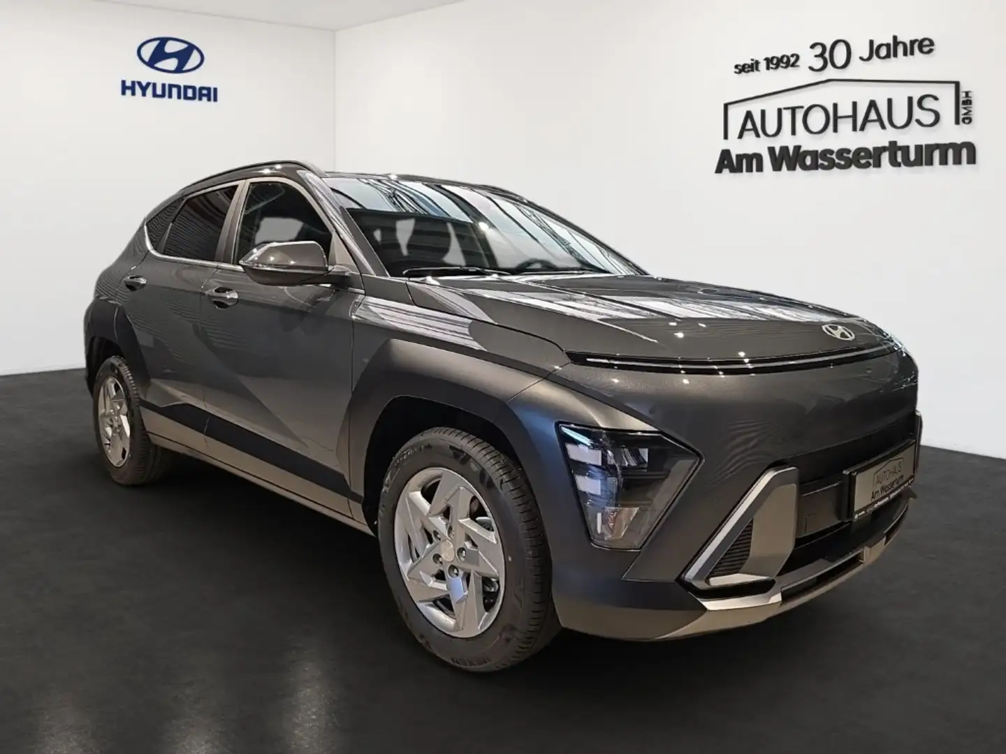 Hyundai KONA SX2 MY25 1.6 T-GDI 7-DCT 2WD TREND ELEK. HECKKLAPP Grigio - 2