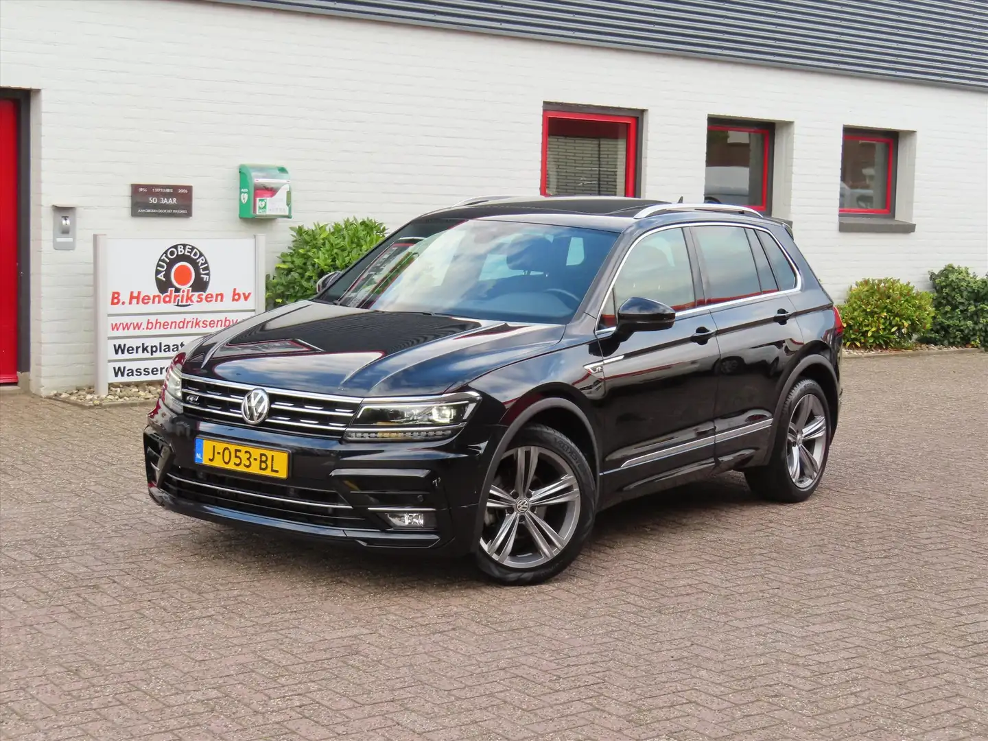 Volkswagen Tiguan 1.5 TSI ACT 150pk DSG Highline Business R/ Panoram Noir - 1