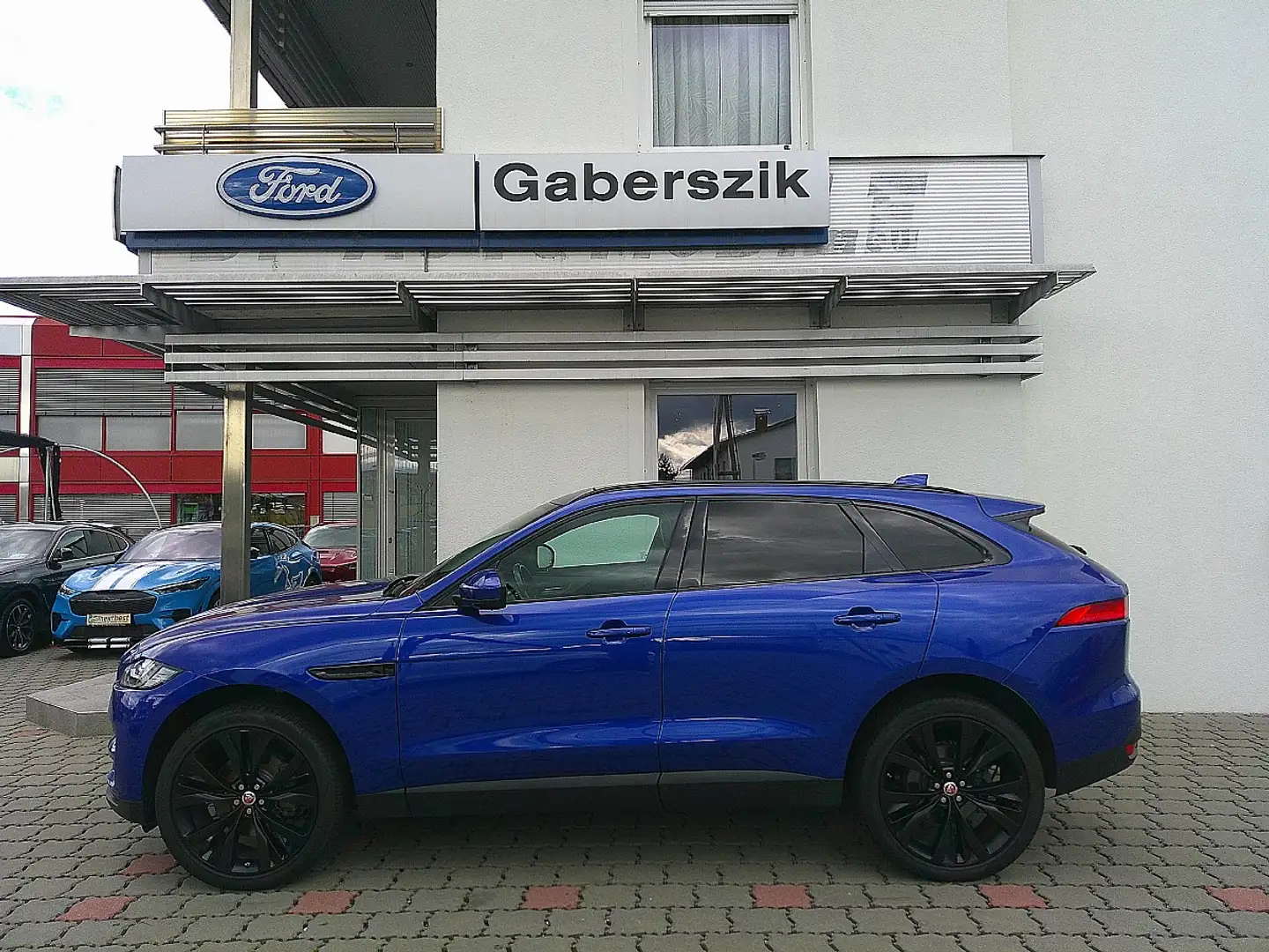 Jaguar F-Pace 25d AWD Portfolio Aut. Noir - 2