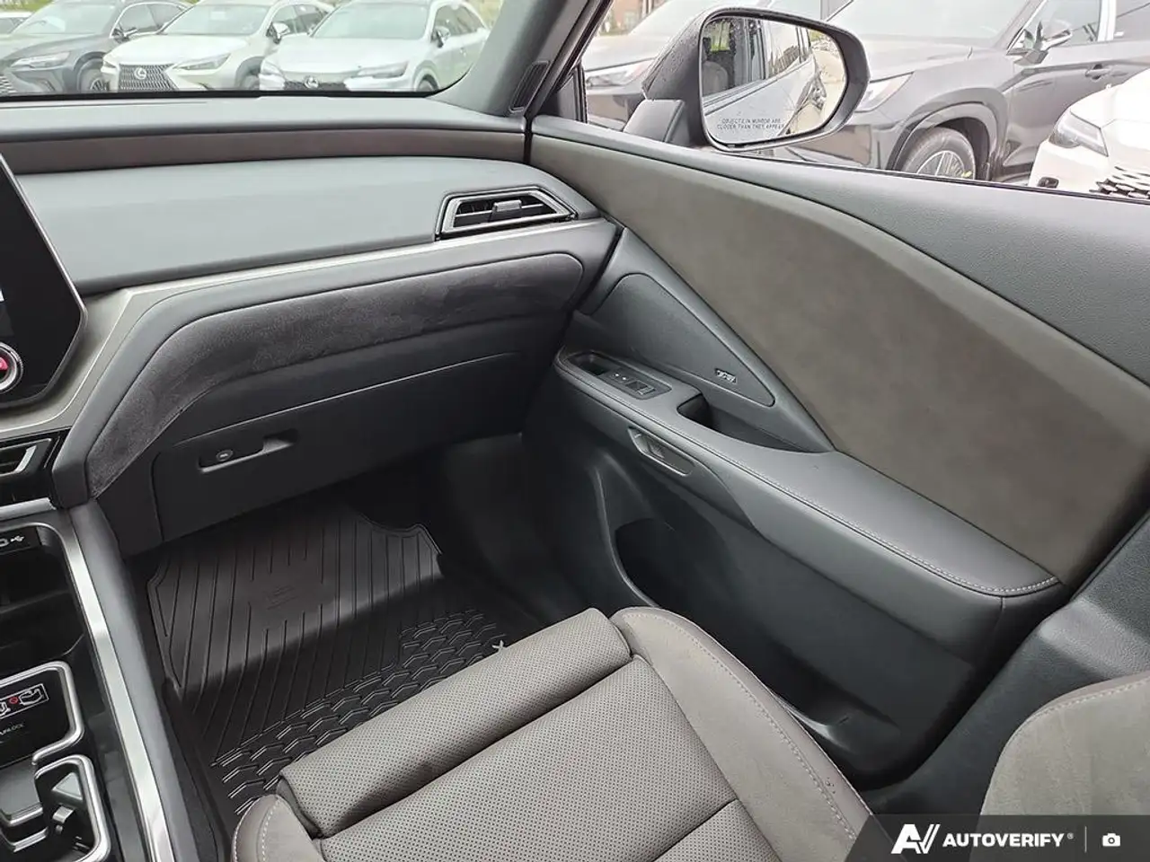 Lexus TX снимка Lexus TX