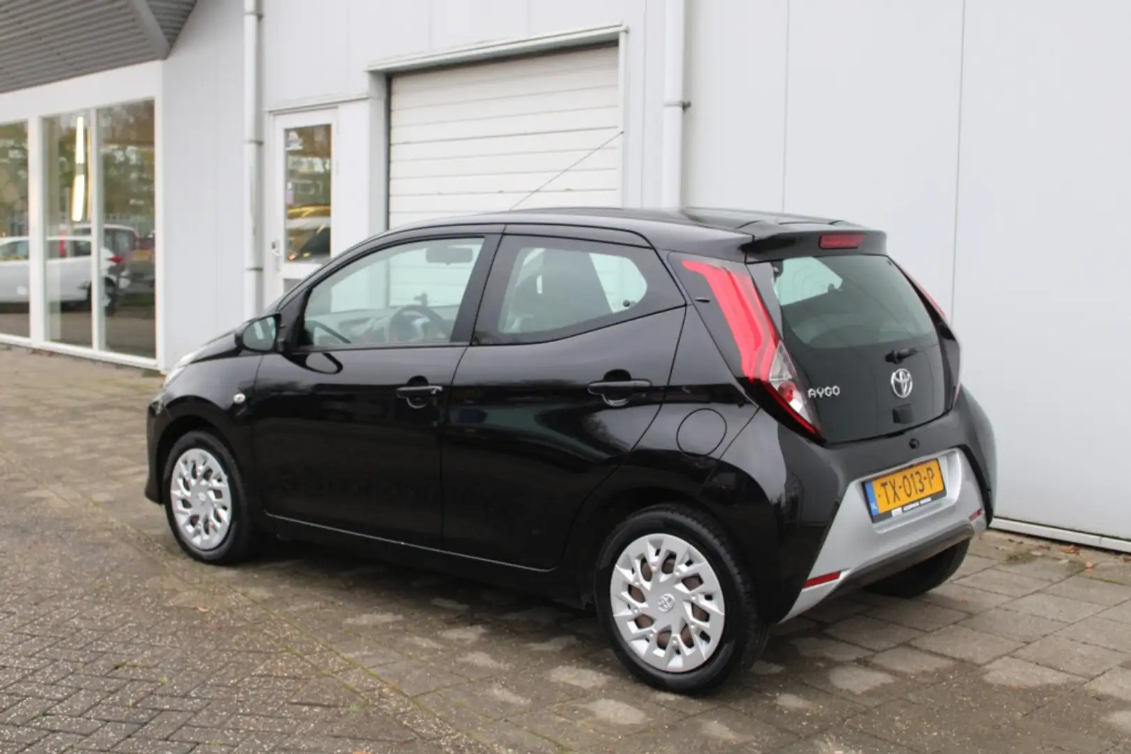 Toyota Aygo 1.0 VVT-i x-play + Navigatie Noir - 2